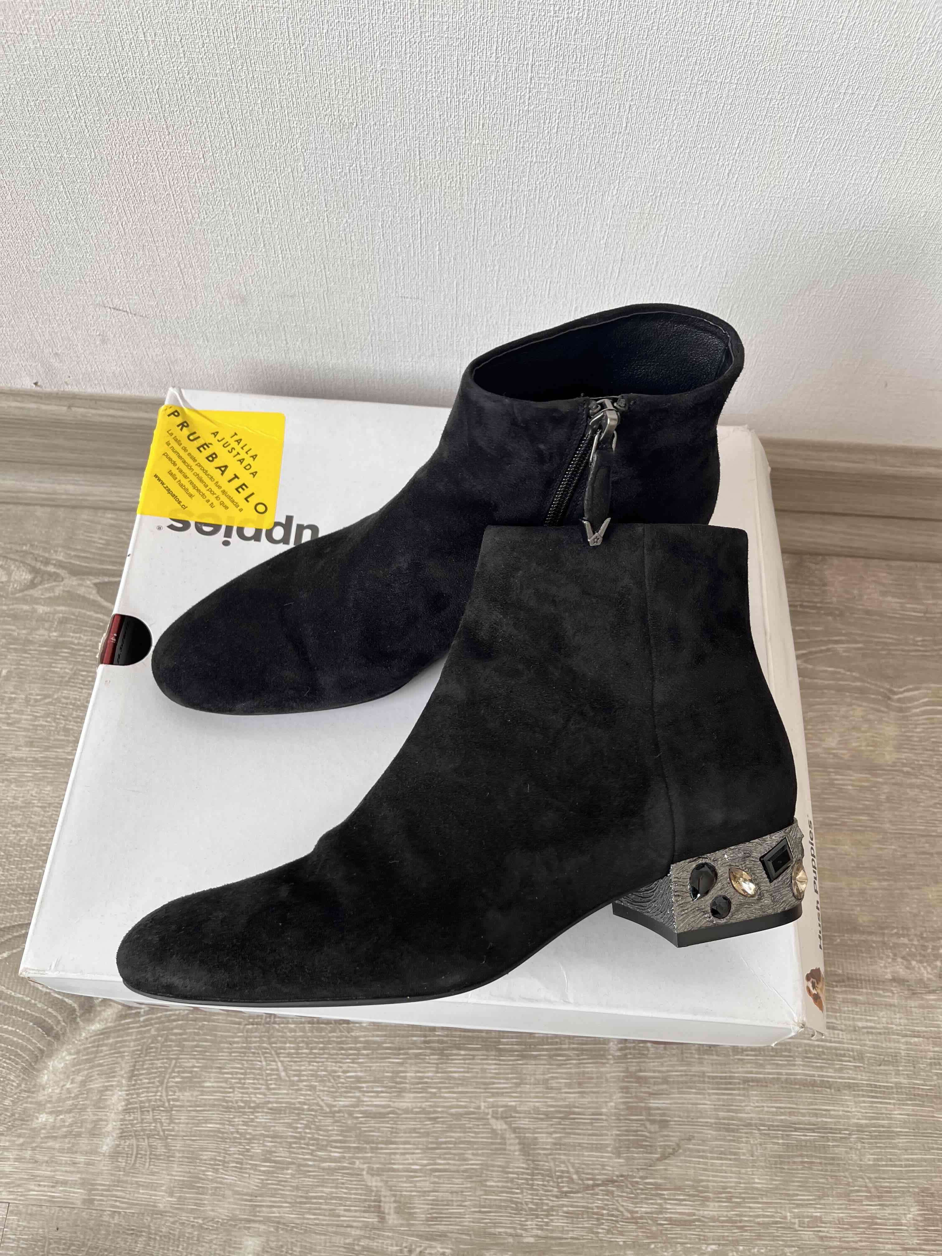 Botines negros con tacón pedrería hush puppies - miniatura 2