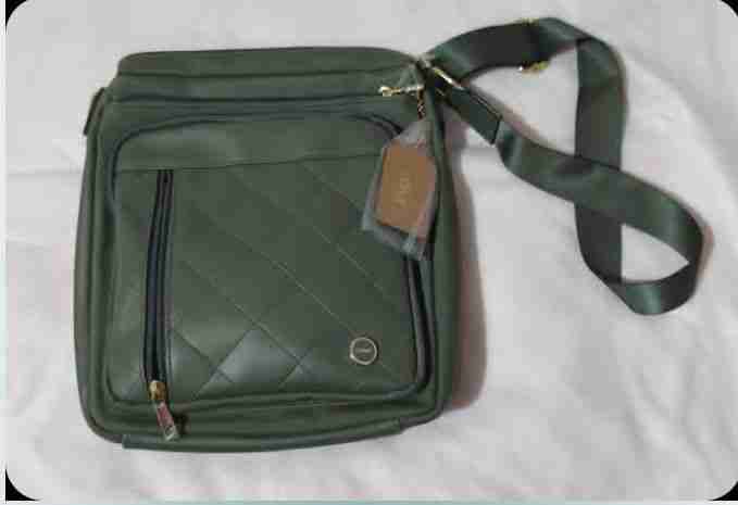 Bandolera verde con múltiples bolsillos