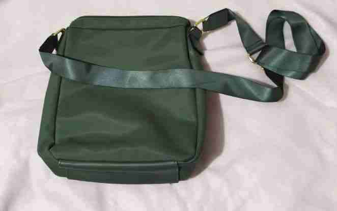 Bandolera verde con múltiples bolsillos - miniatura 2