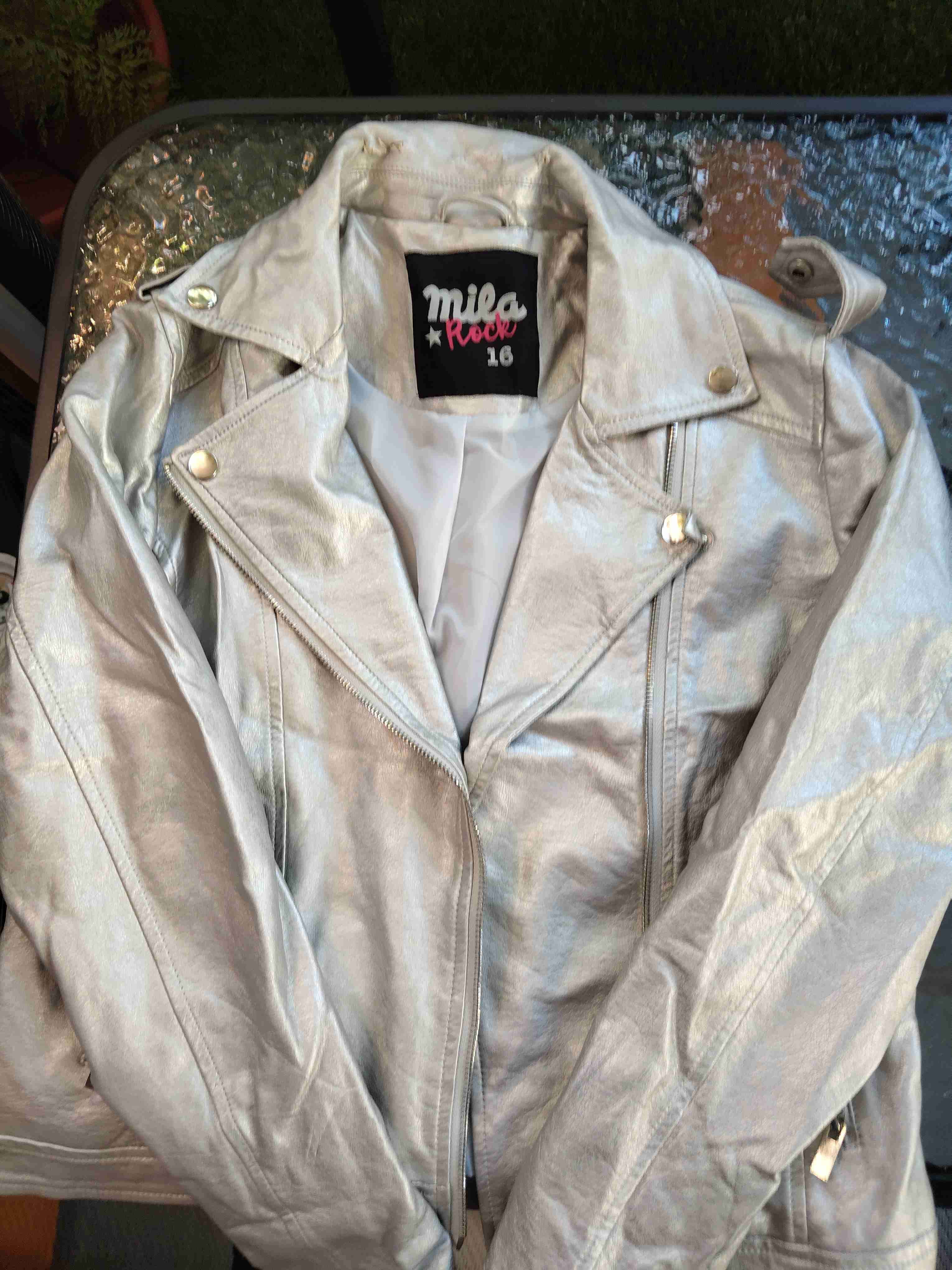 Chaqueta plateada de cuero sintético