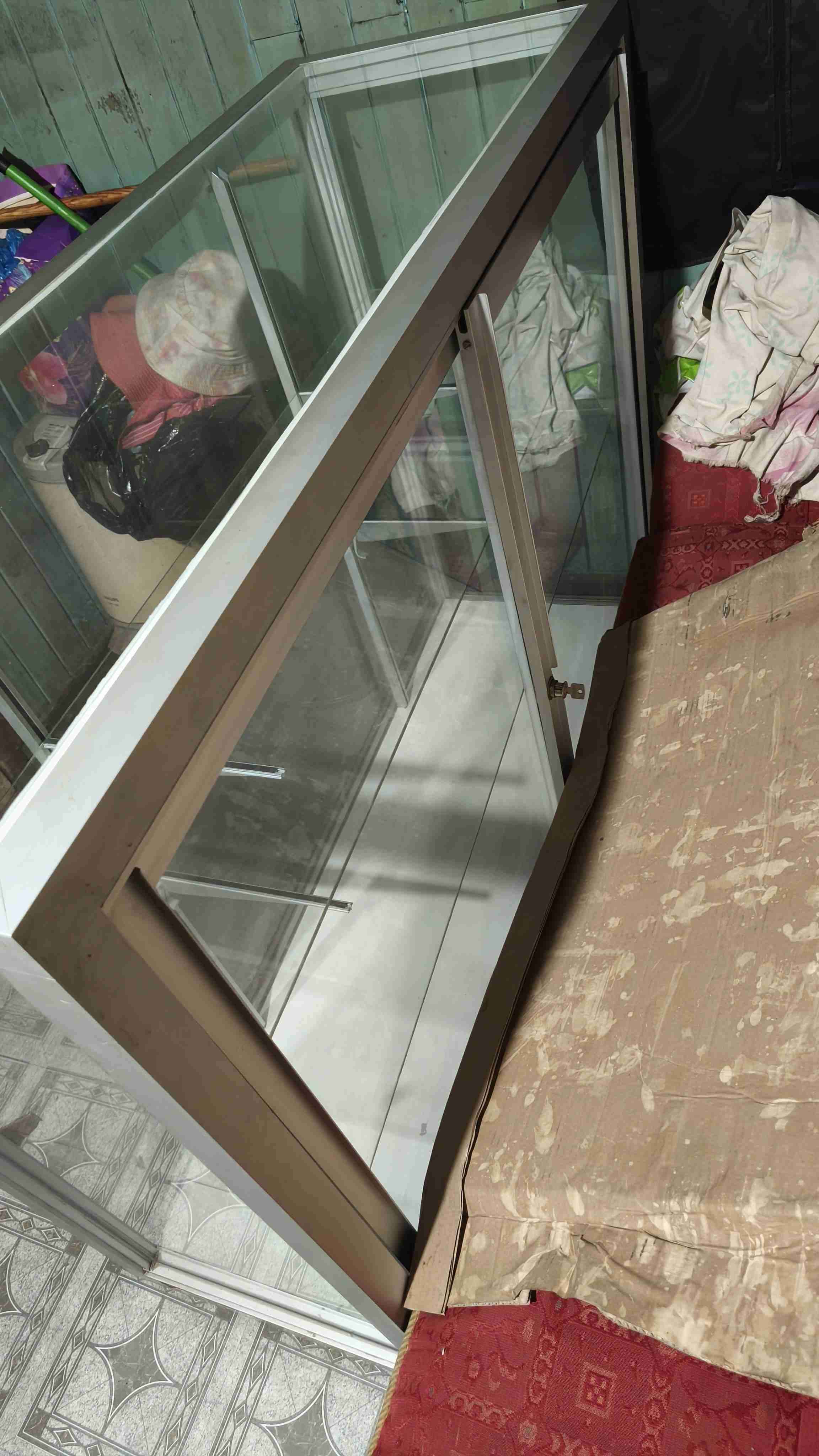 Vitrina de vidrio con estantes - miniatura 3