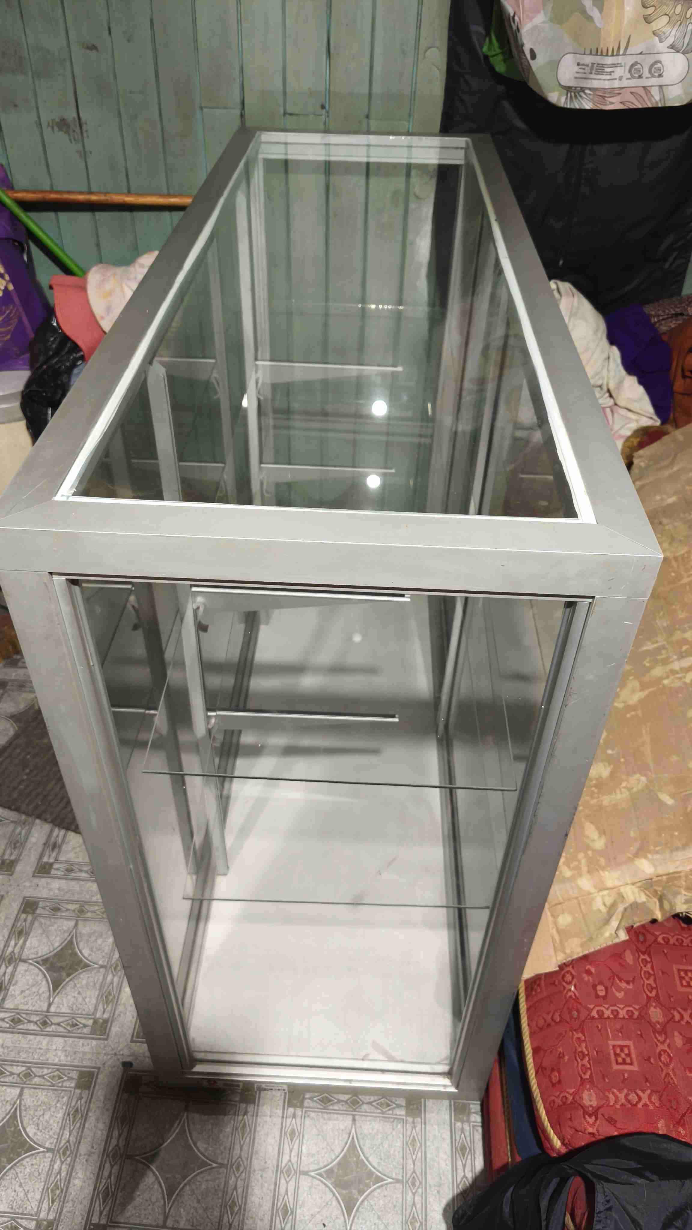 Vitrina de vidrio con estantes - miniatura 4