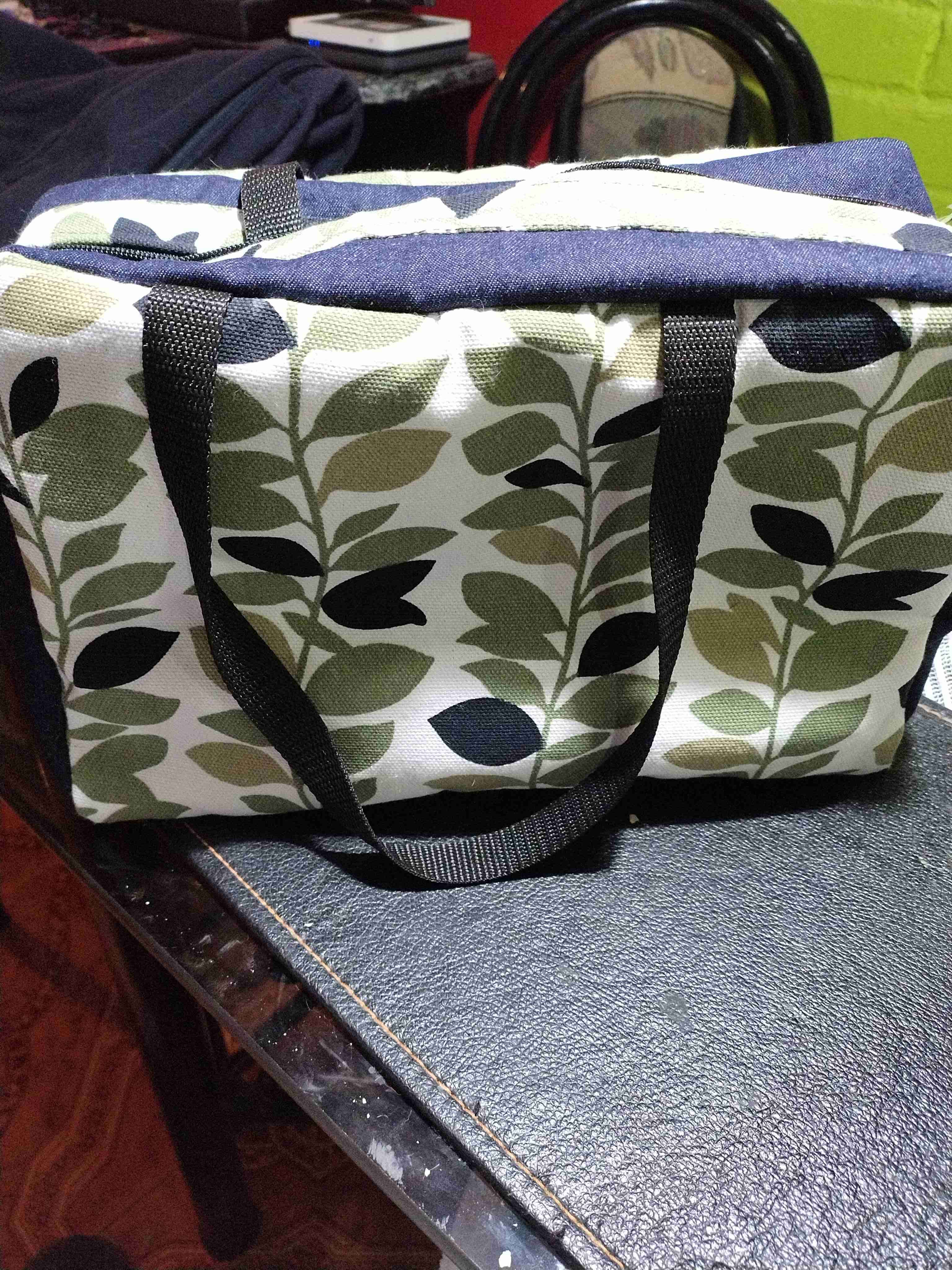 Bolso térmico con patrón de hojas