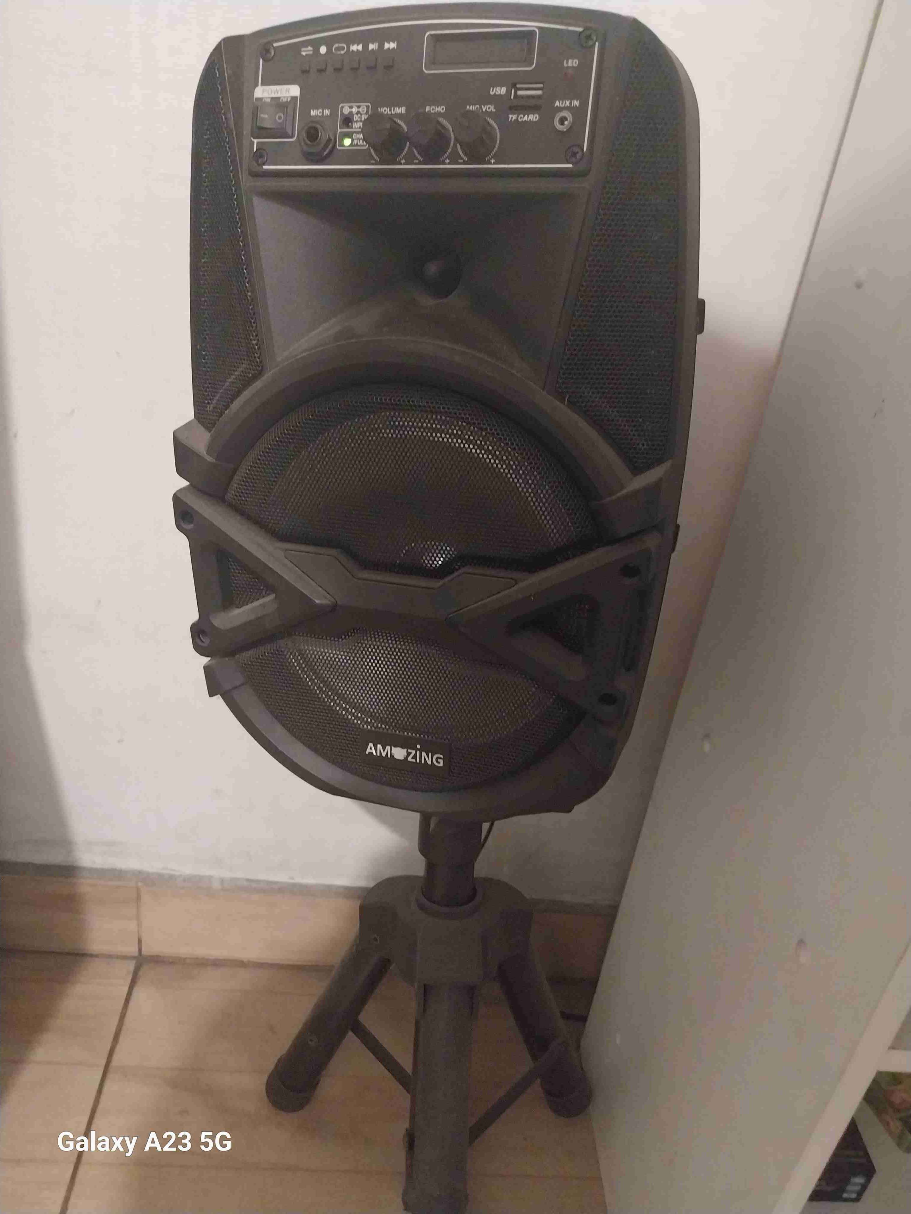 Parlante portátil con trípode