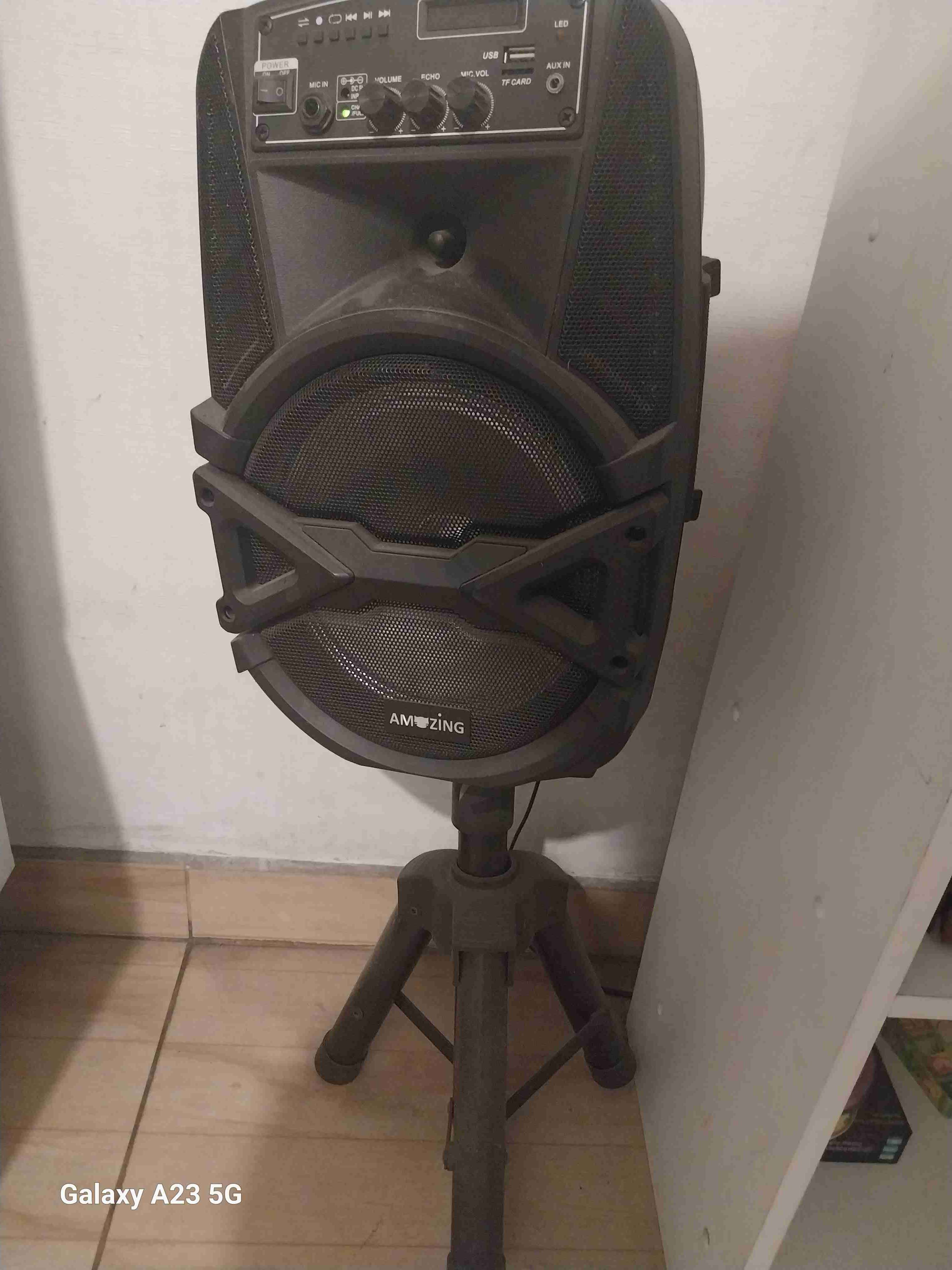 Parlante portátil con trípode - 2