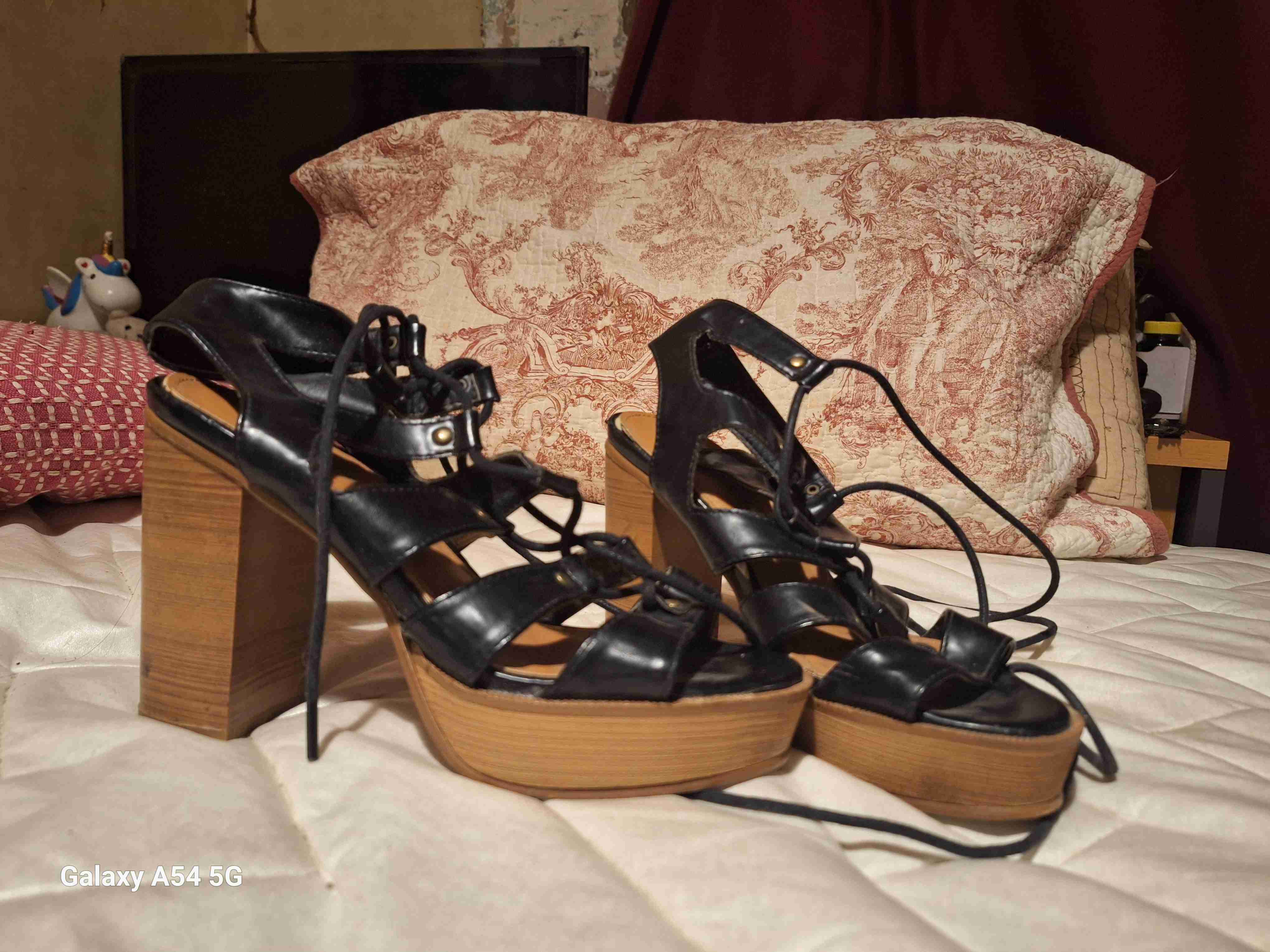 Sandalias negras con taco alto