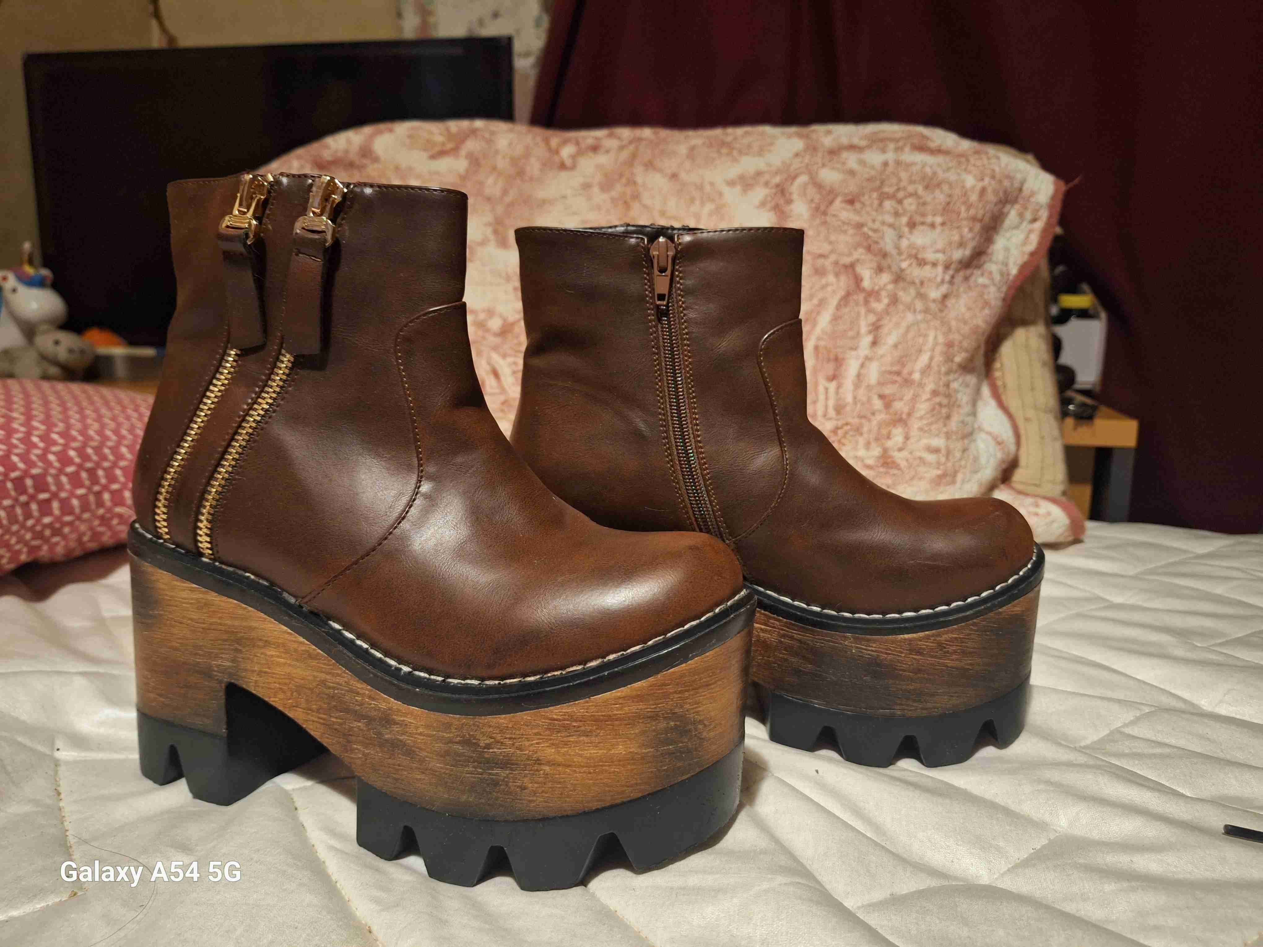 Botines de cuero café  con plataforma