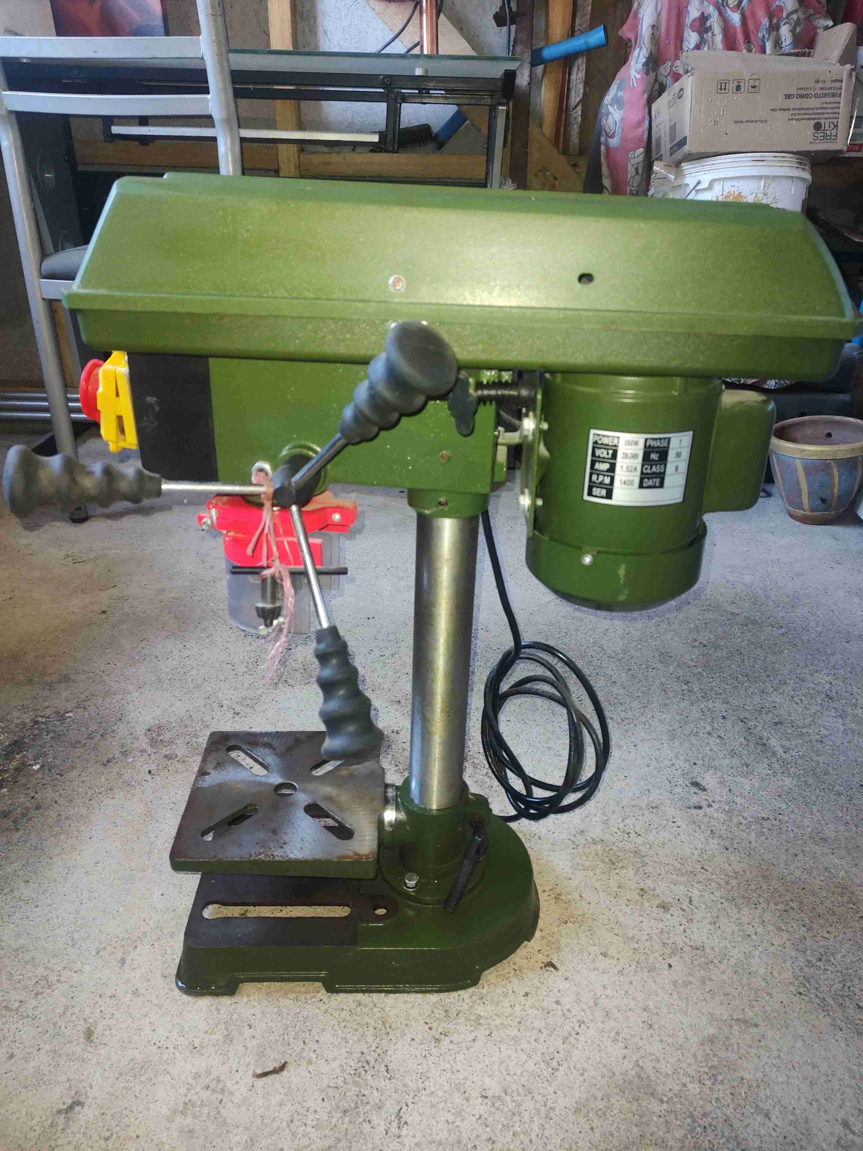 Taladro de banco verde