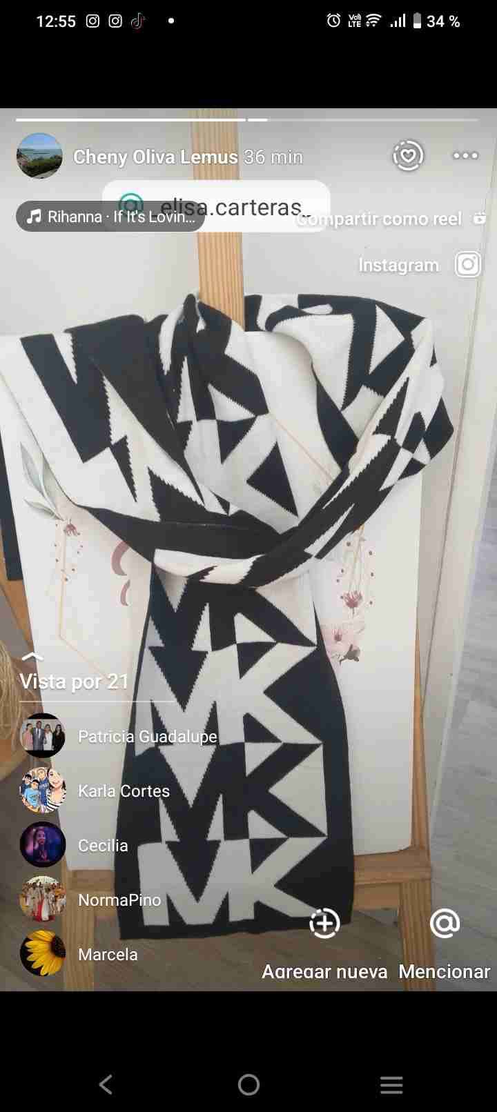 Bufanda negra con patrones geométricos