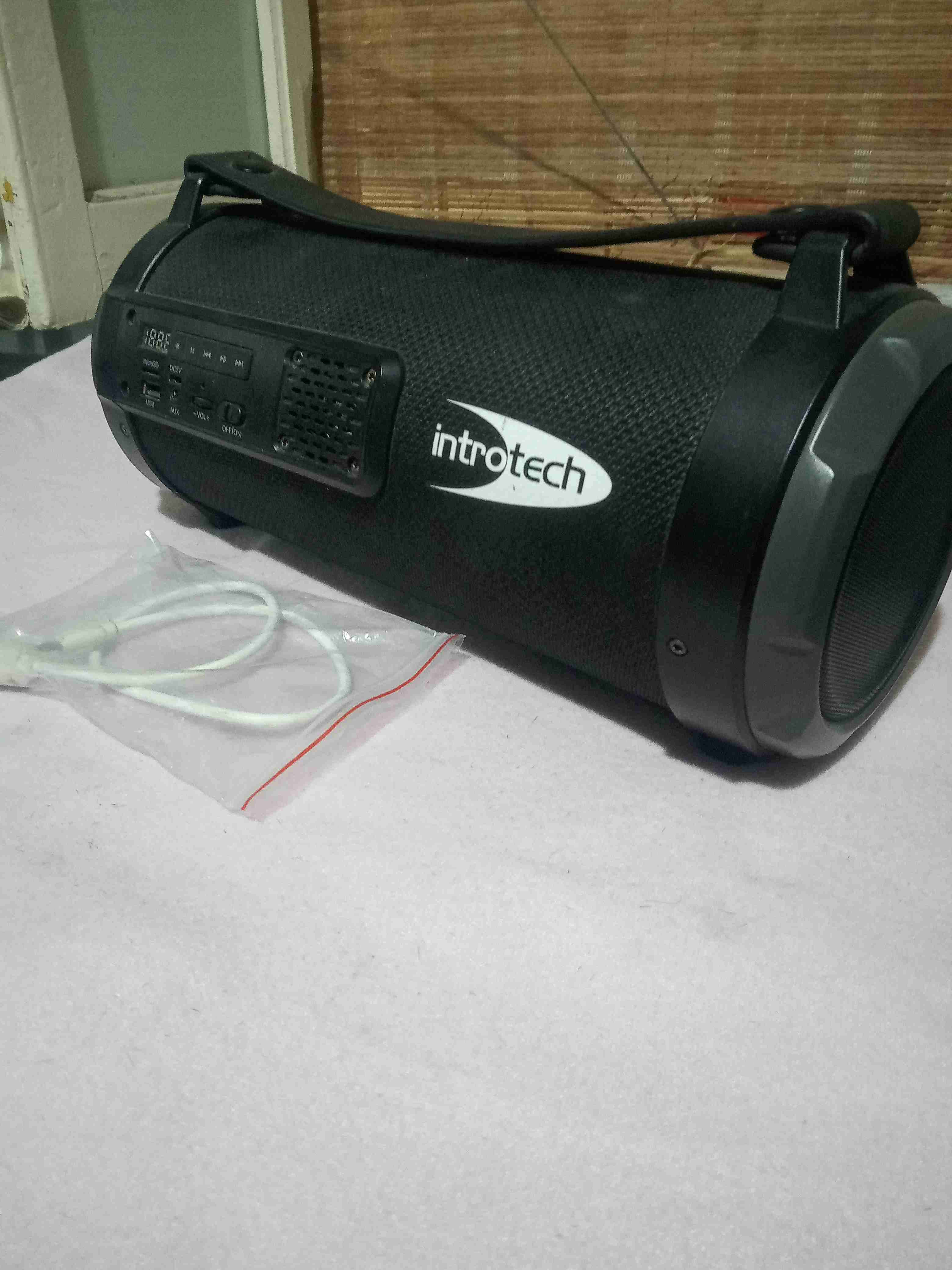 Parlante portátil Introtech negro