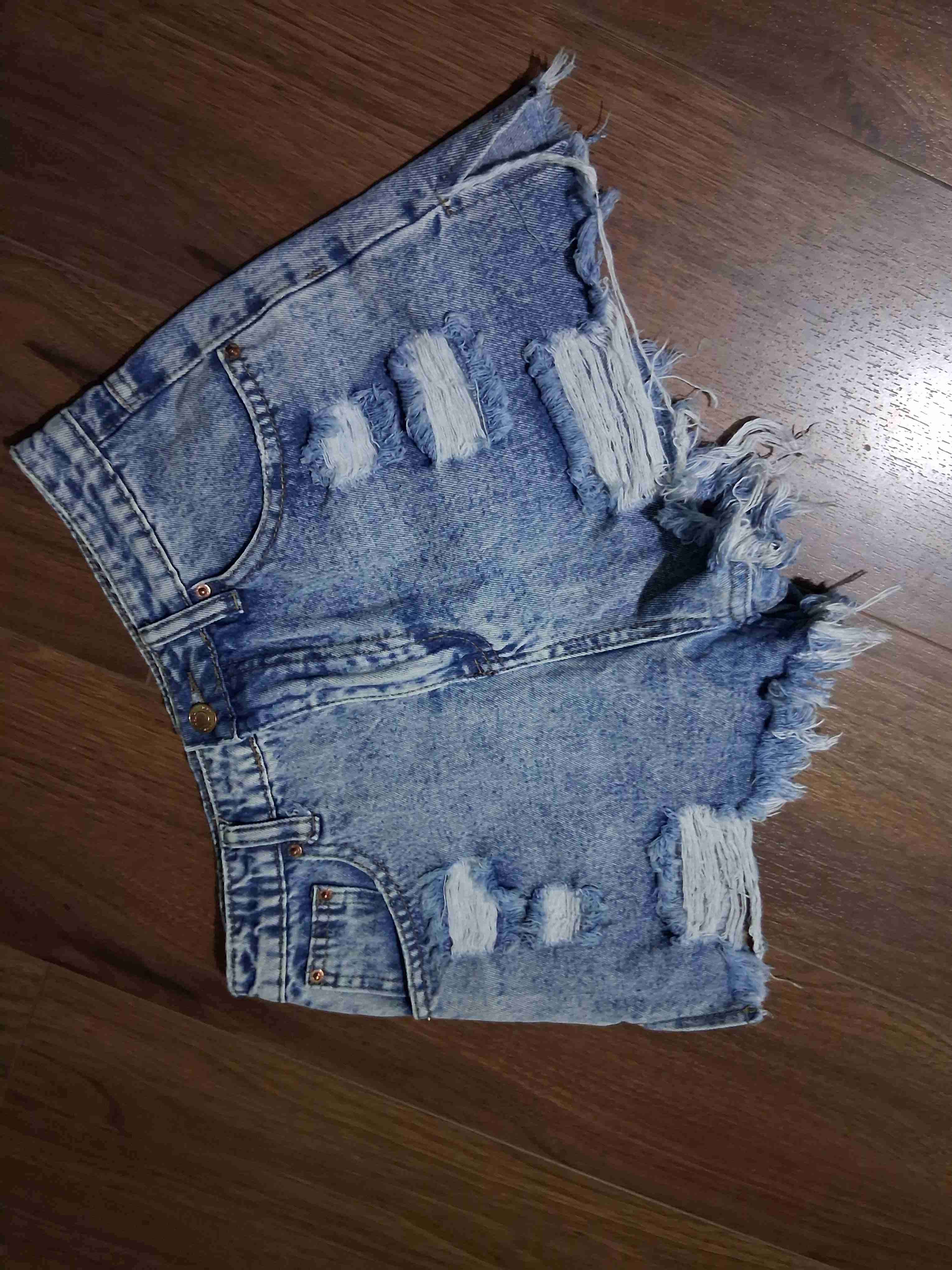 Shorts de mezclilla gastados