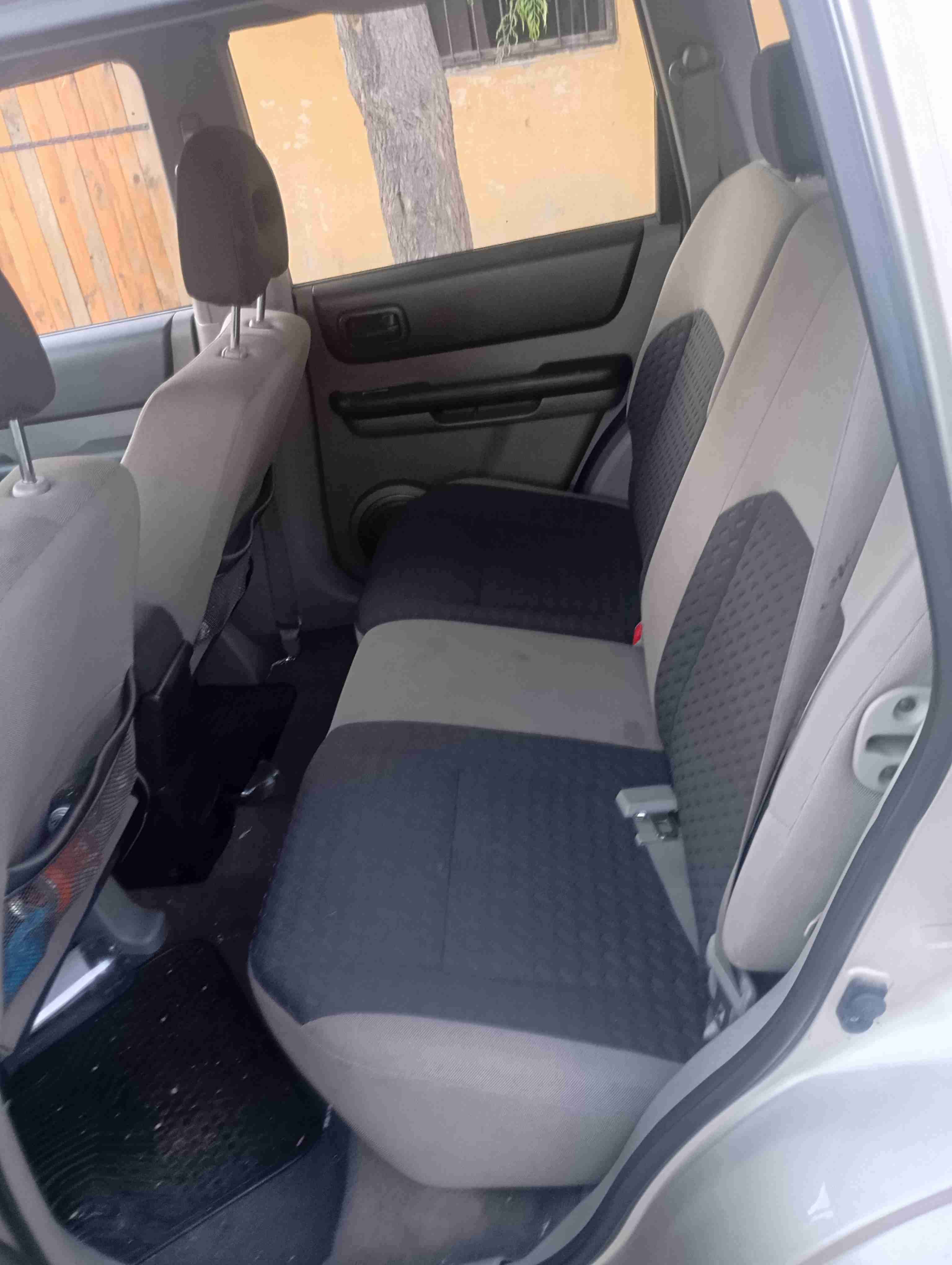 SUV Nissan dorado en buen estado - miniatura 2