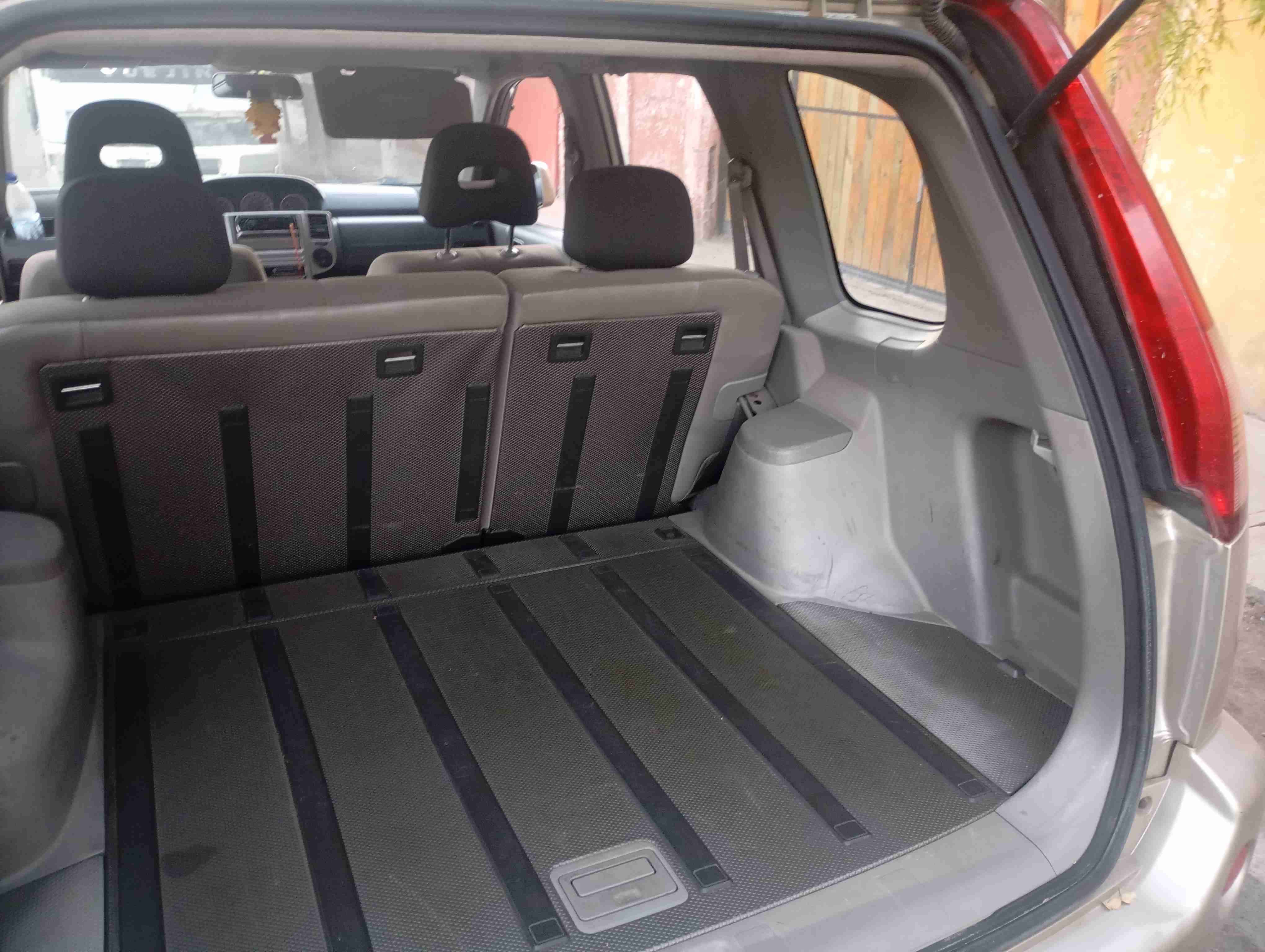 SUV Nissan dorado en buen estado - miniatura 3