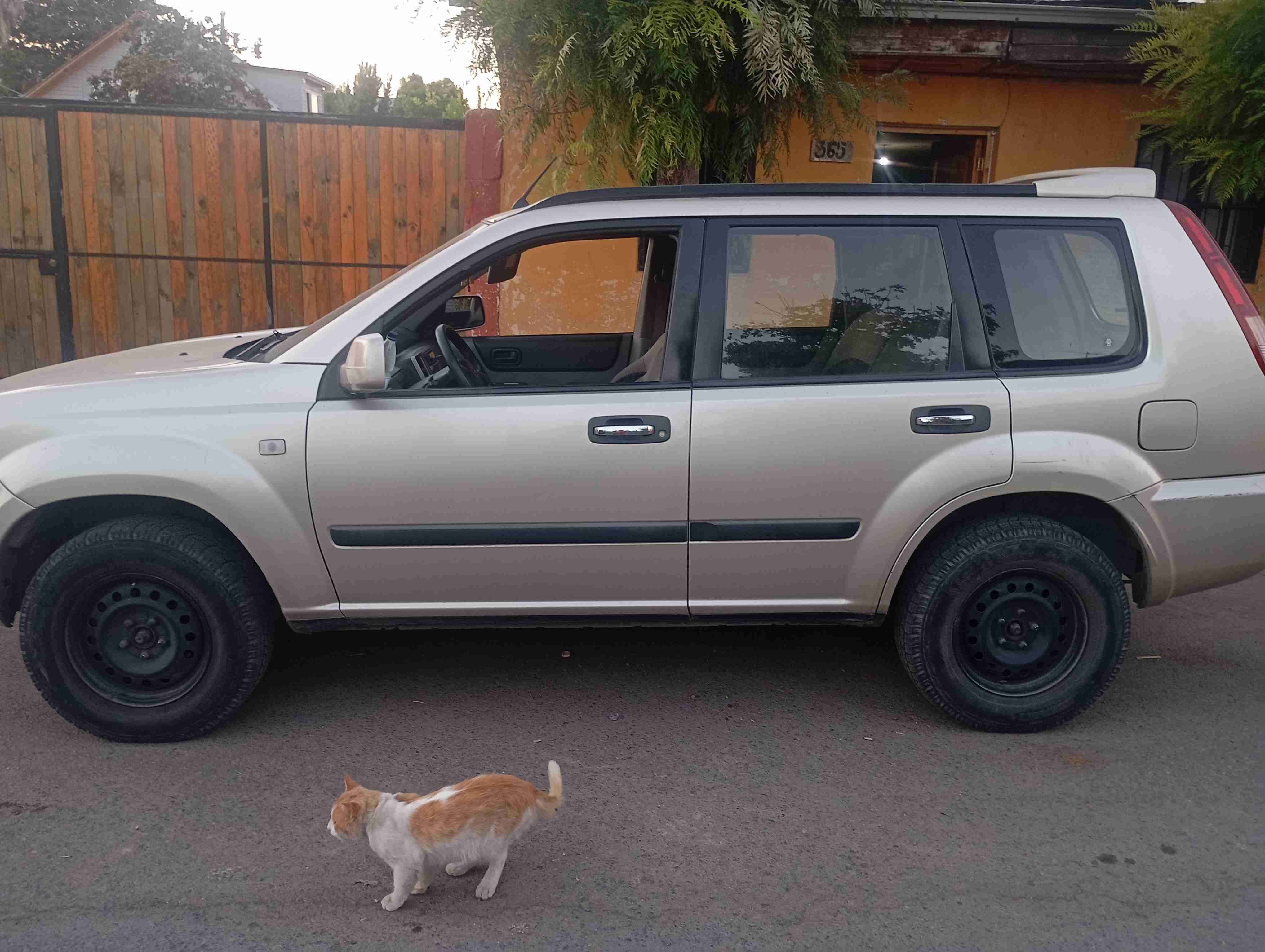 SUV Nissan dorado en buen estado - miniatura 4