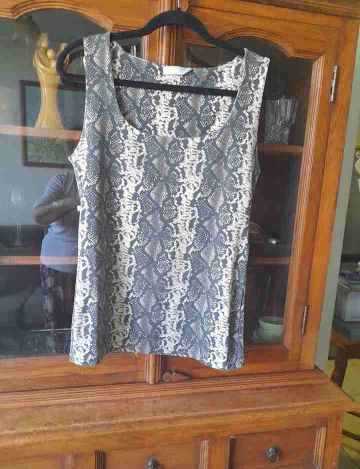 Polera sin mangas estampado animal print