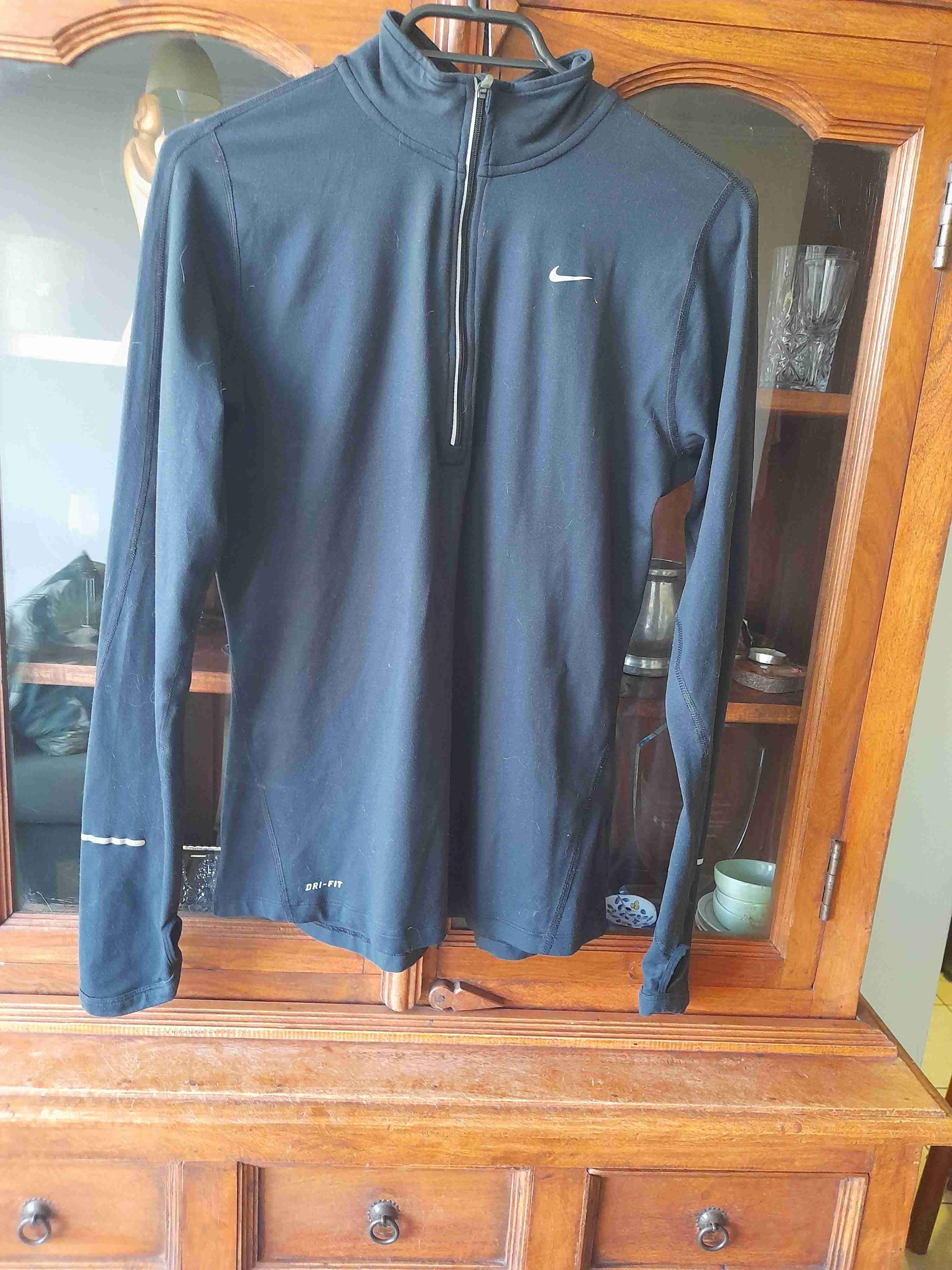 Polera manga larga , deportivo negro con cierre