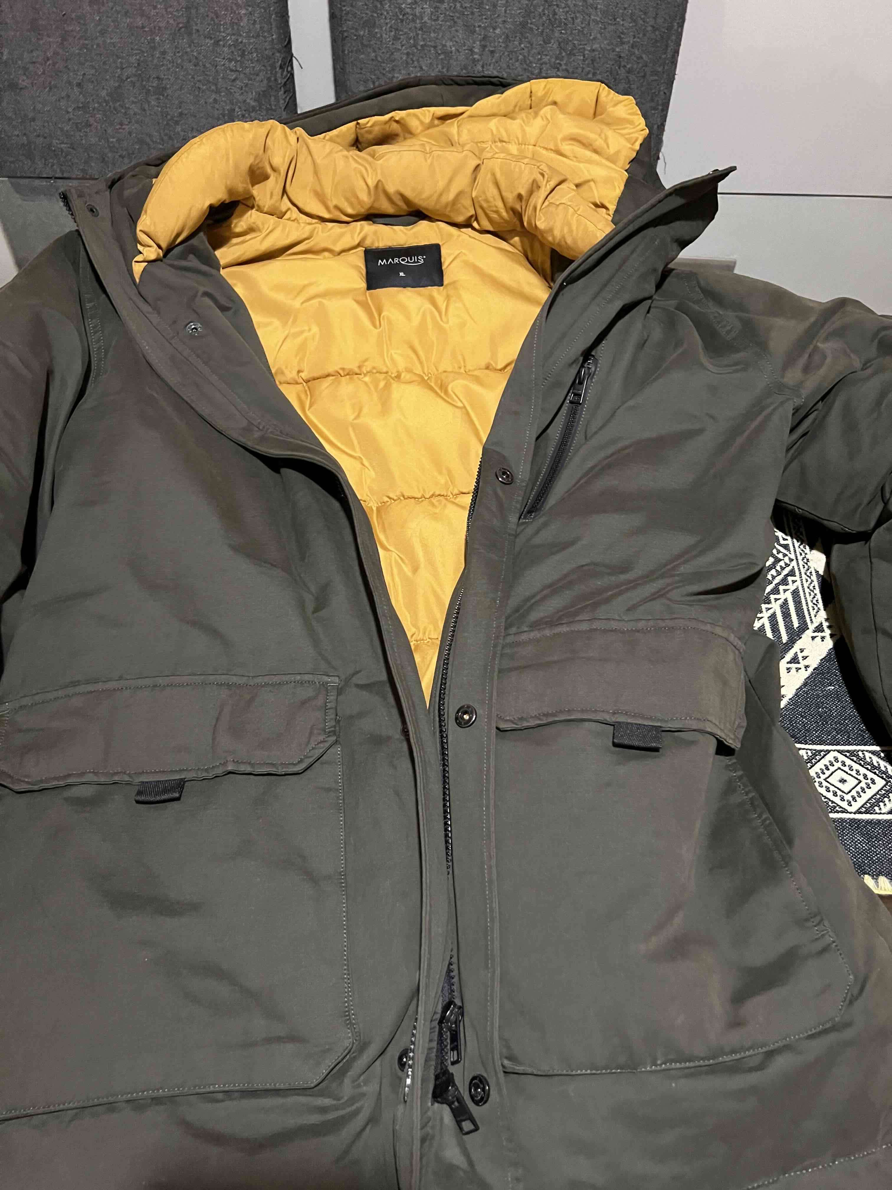 Chaqueta verde con interior amarillo