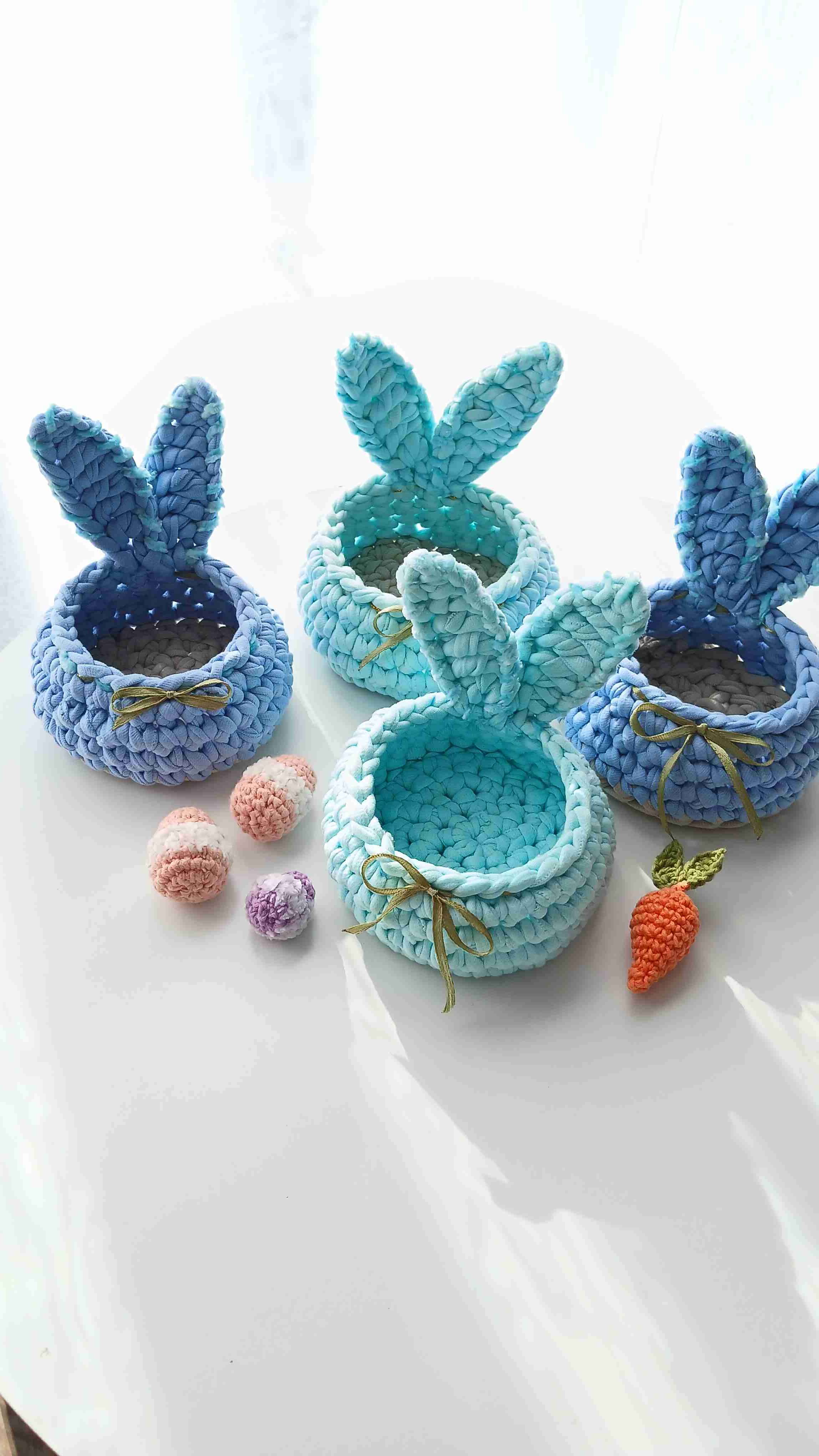 Canastos con orejas de conejo de pascua