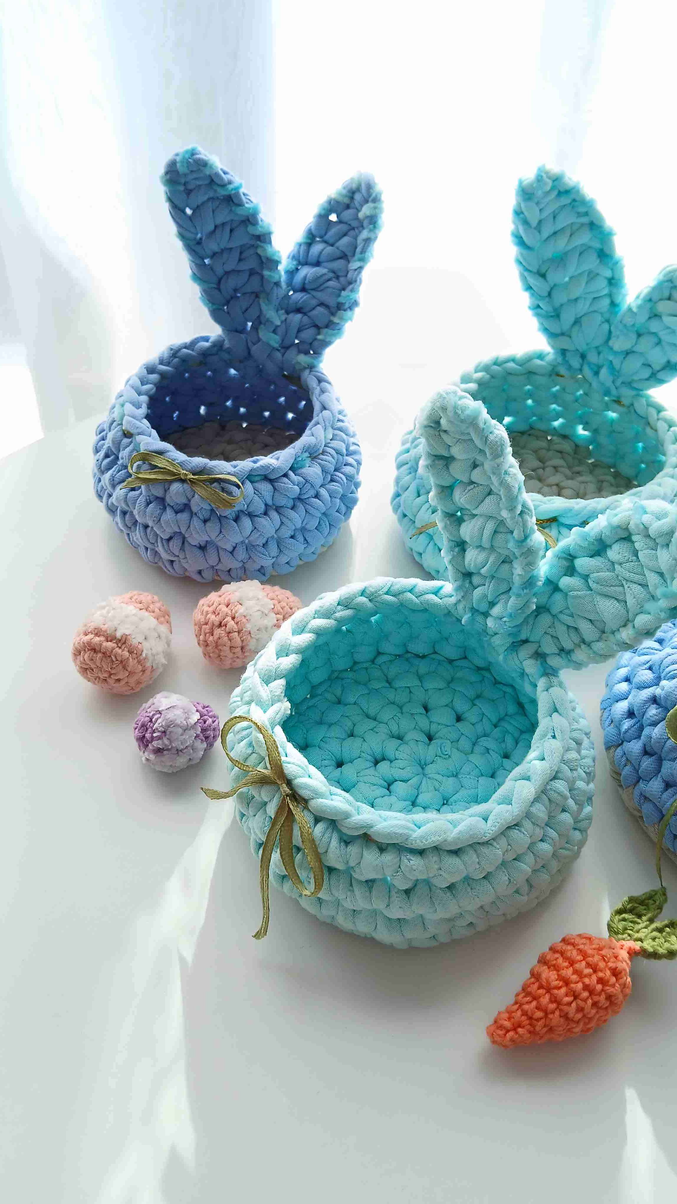 Canastos con orejas de conejo de pascua - 2