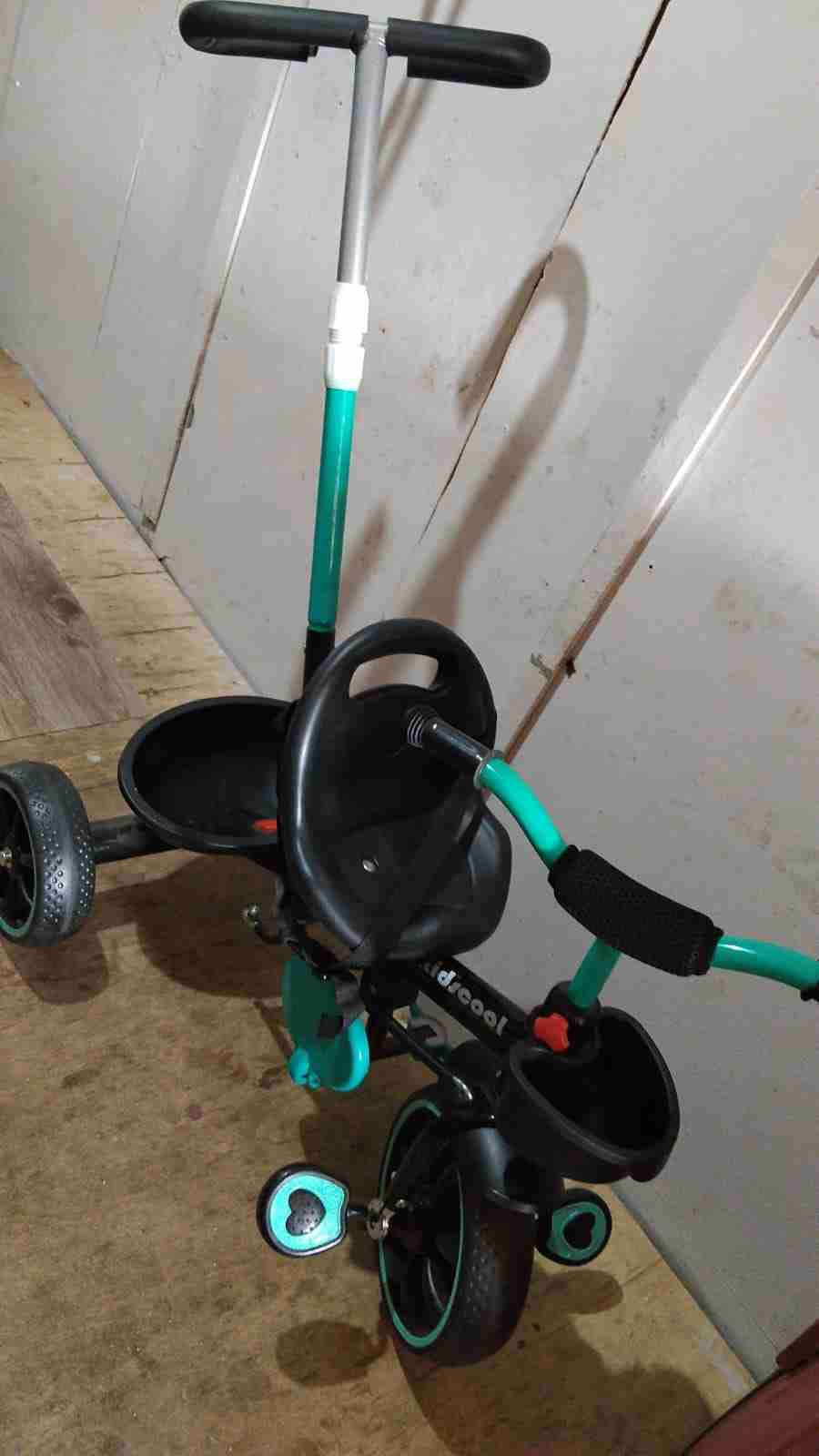 Triciclo infantil con mango