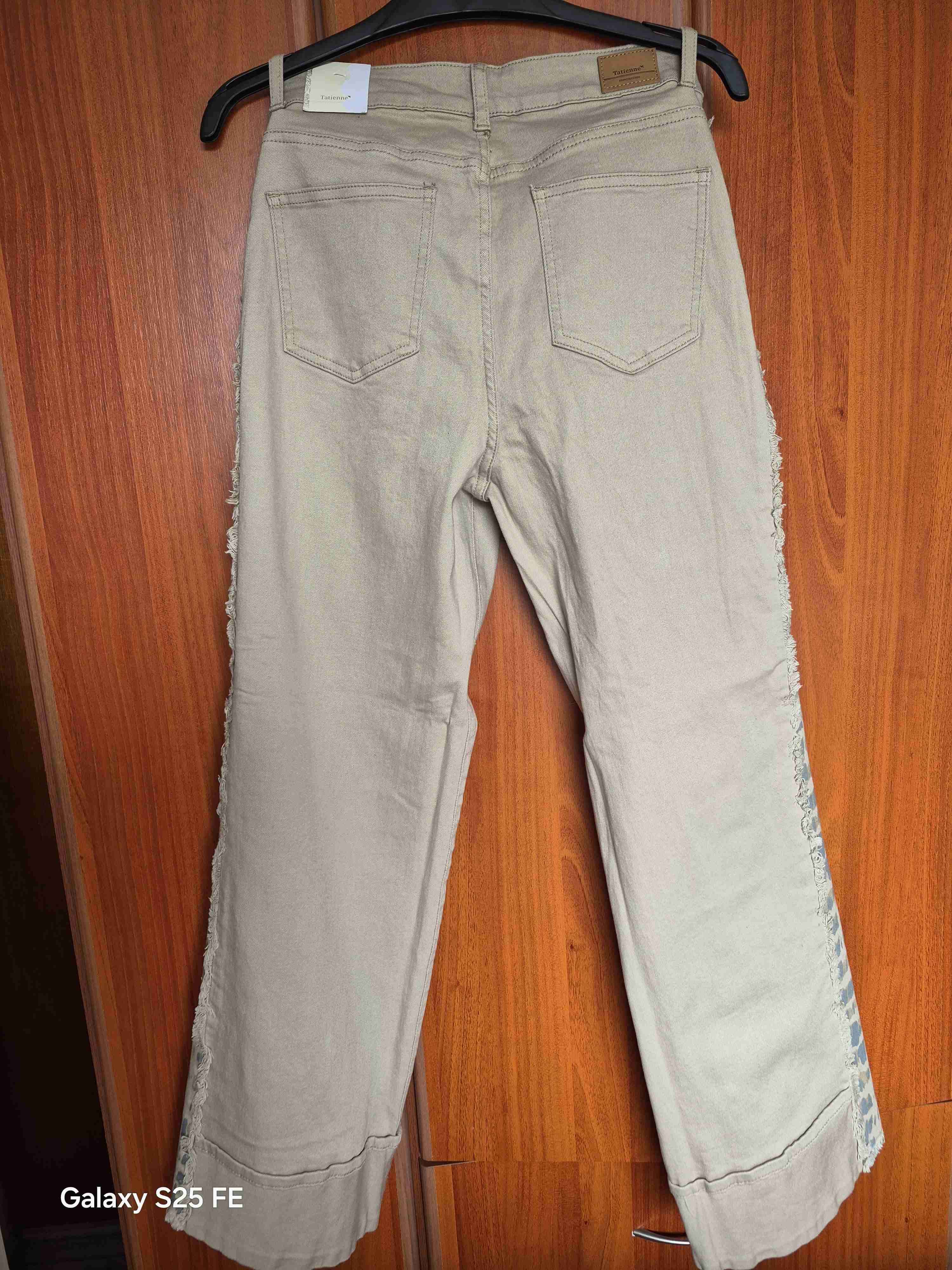 Pantalones beige con detalles en el costado