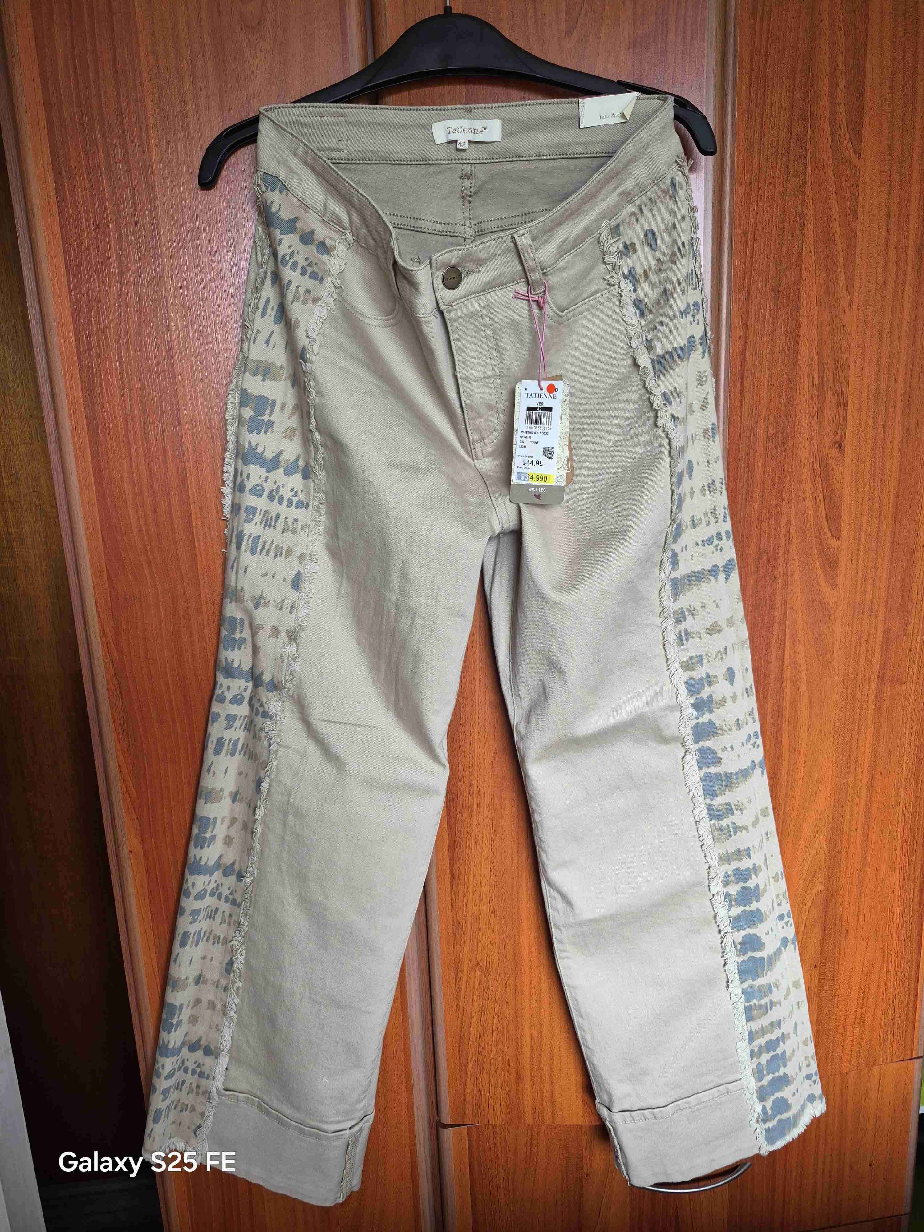 Pantalones beige con detalles en el costado - miniatura 2