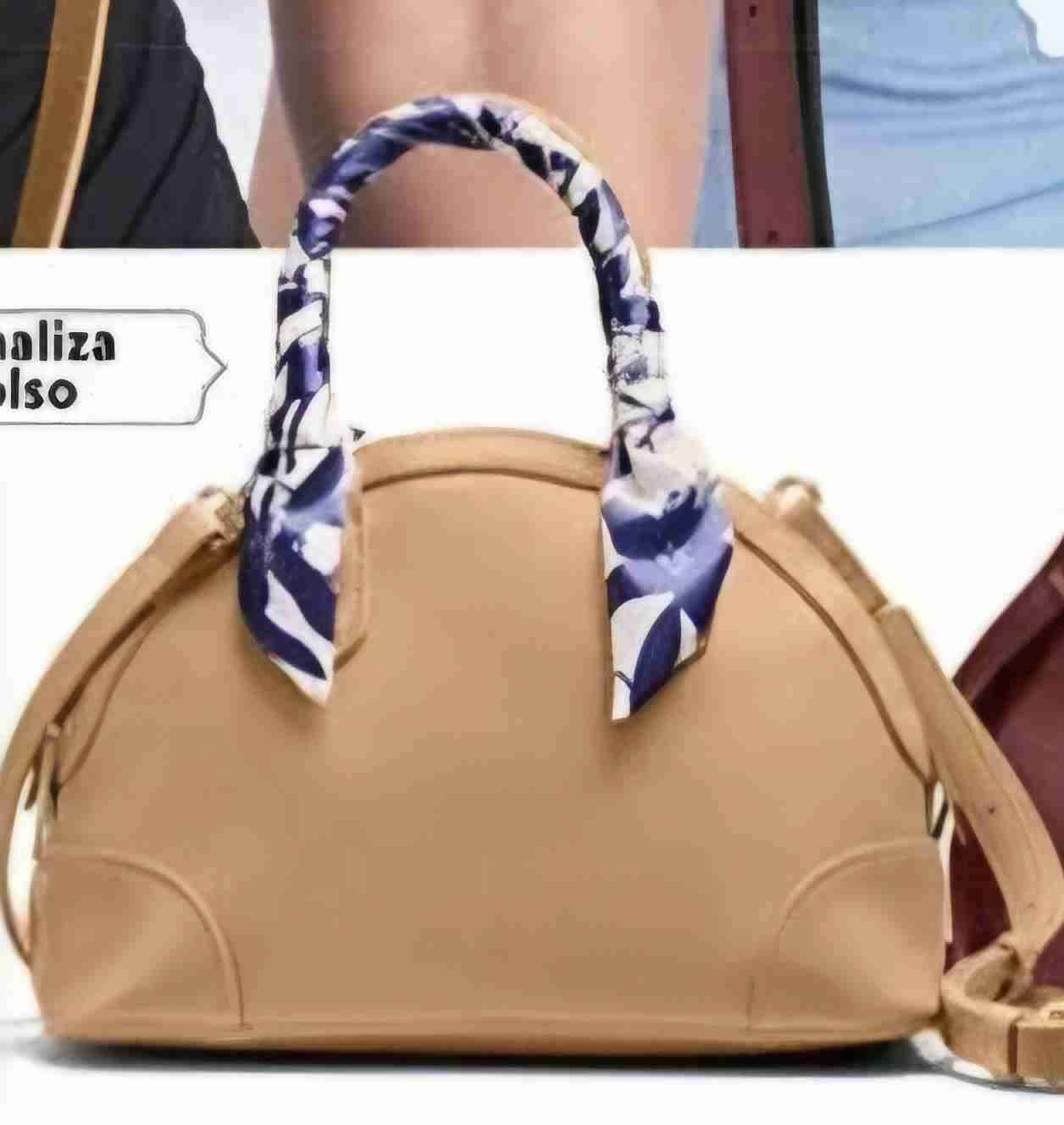 Bolso con pañuelo decorativo