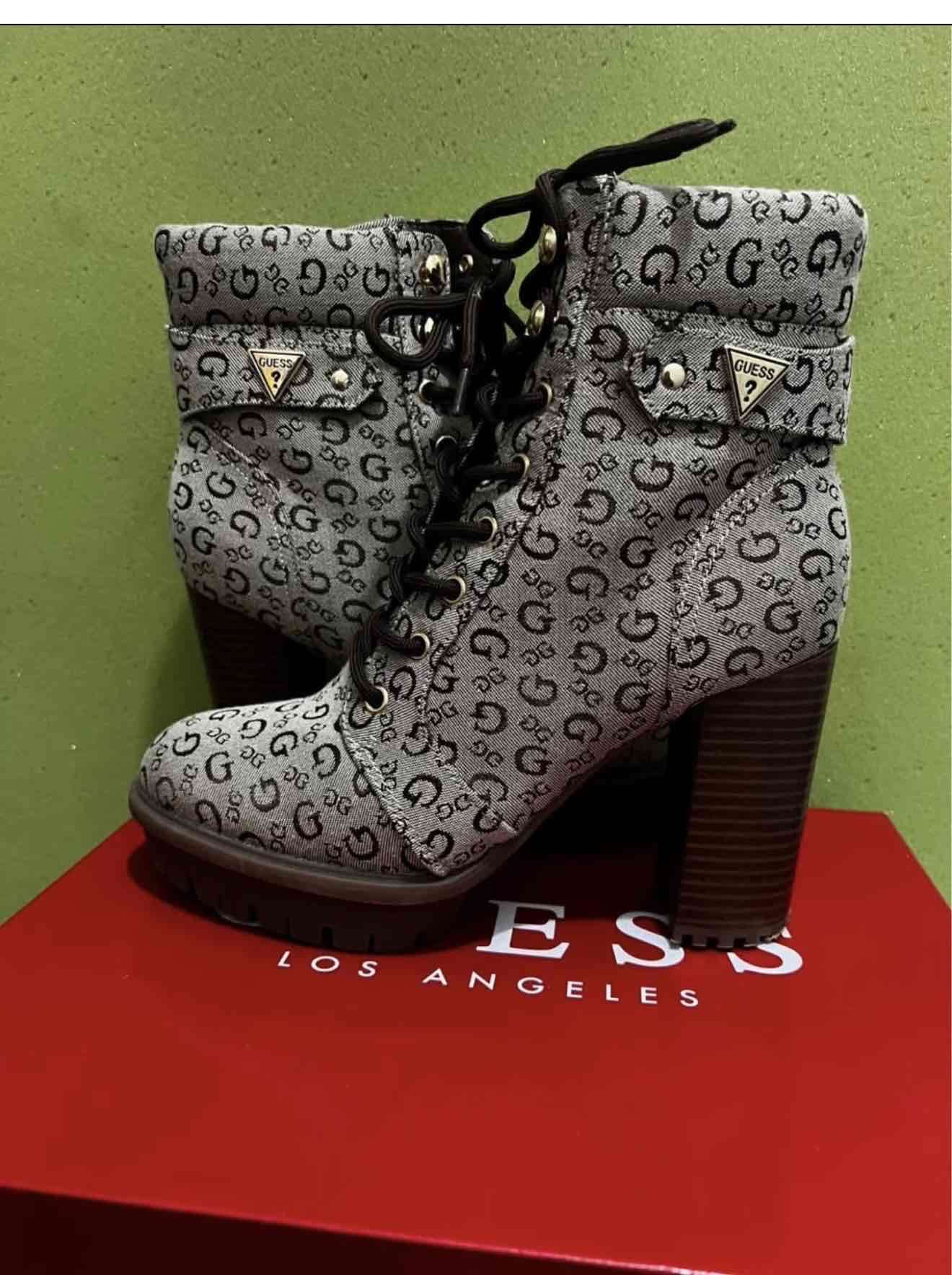 Botines de invierno Guess estampados