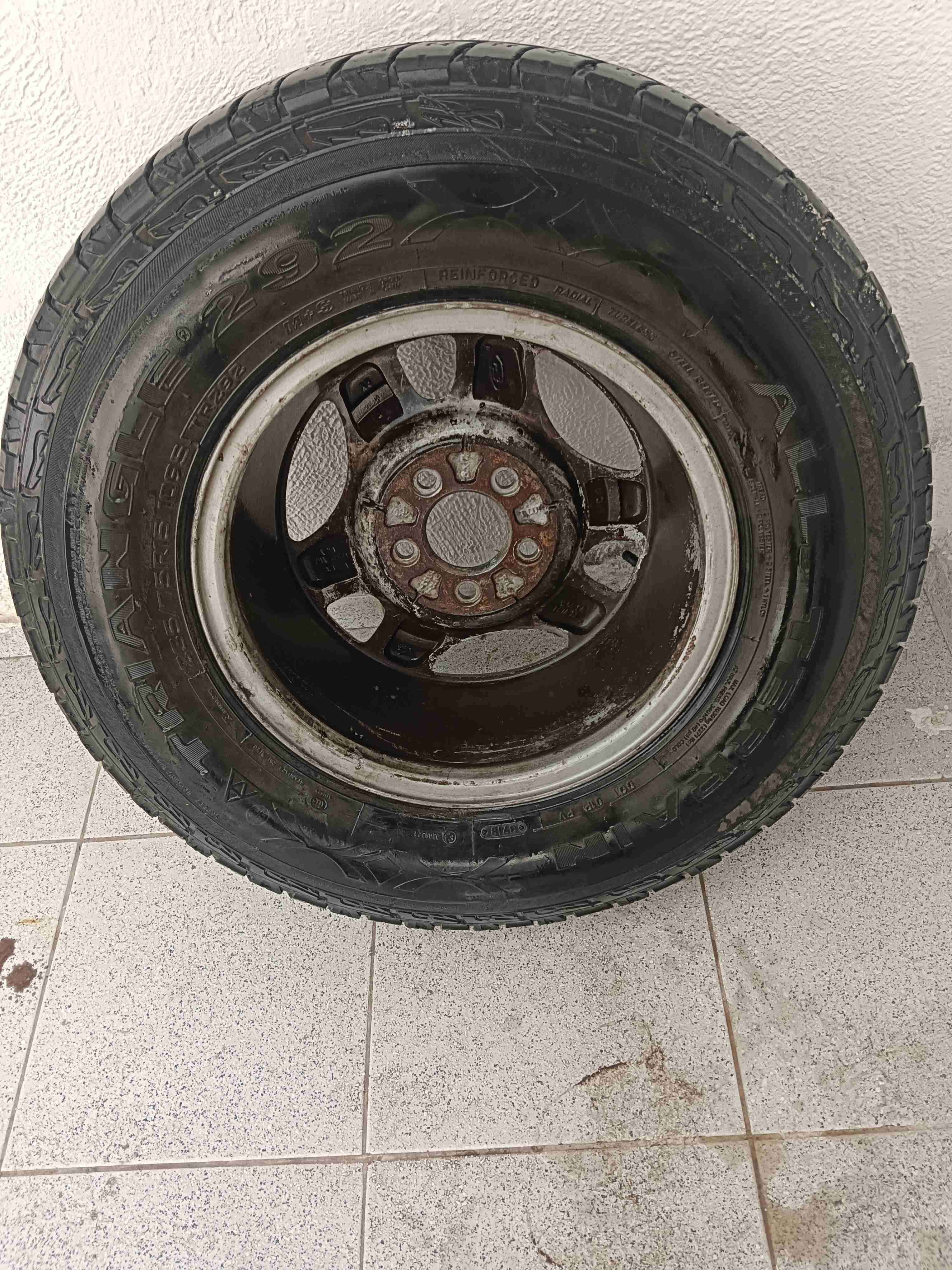 Llanta aro 15  con neumático usado - miniatura 2