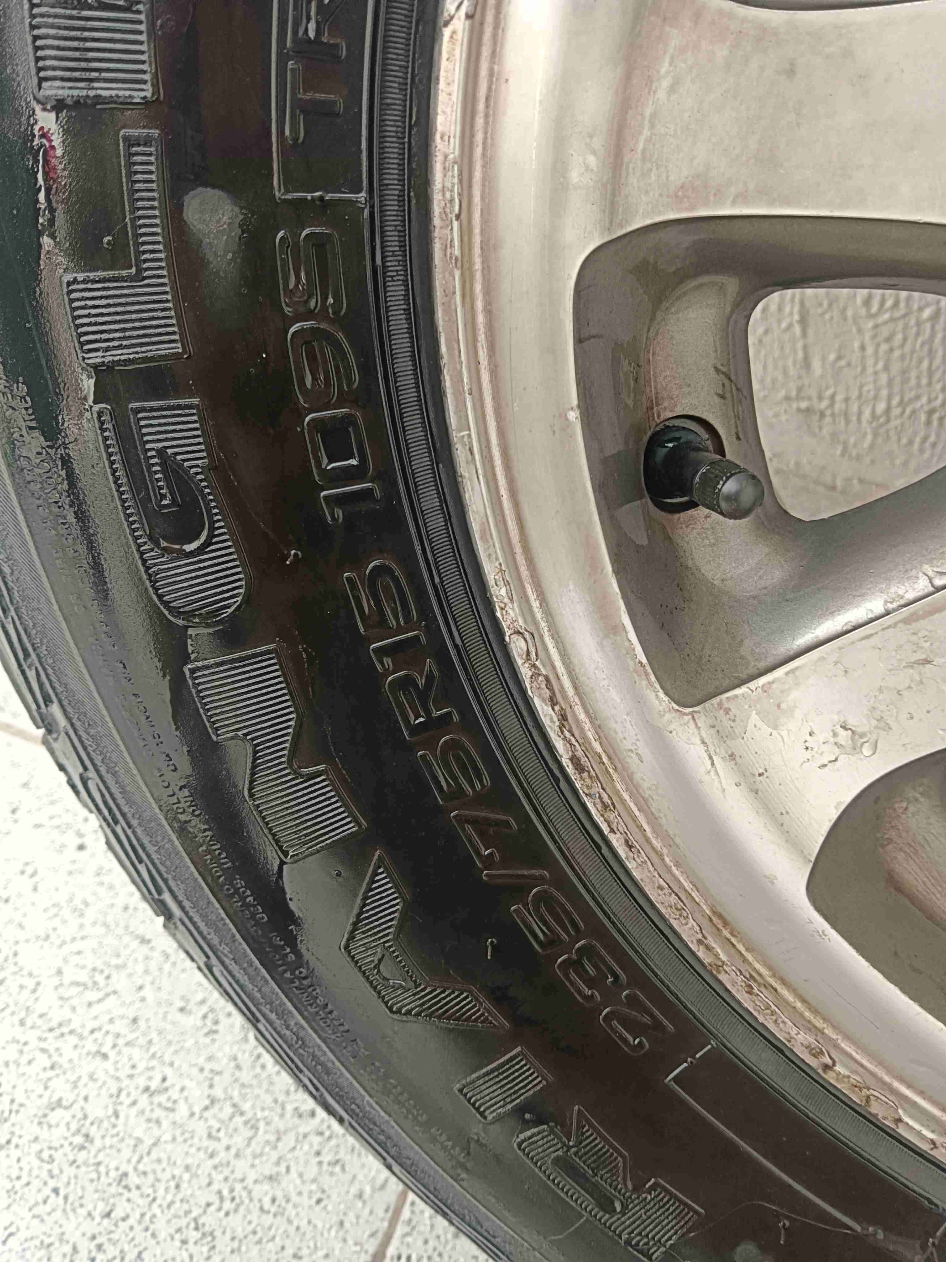 Llanta aro 15  con neumático usado - miniatura 4