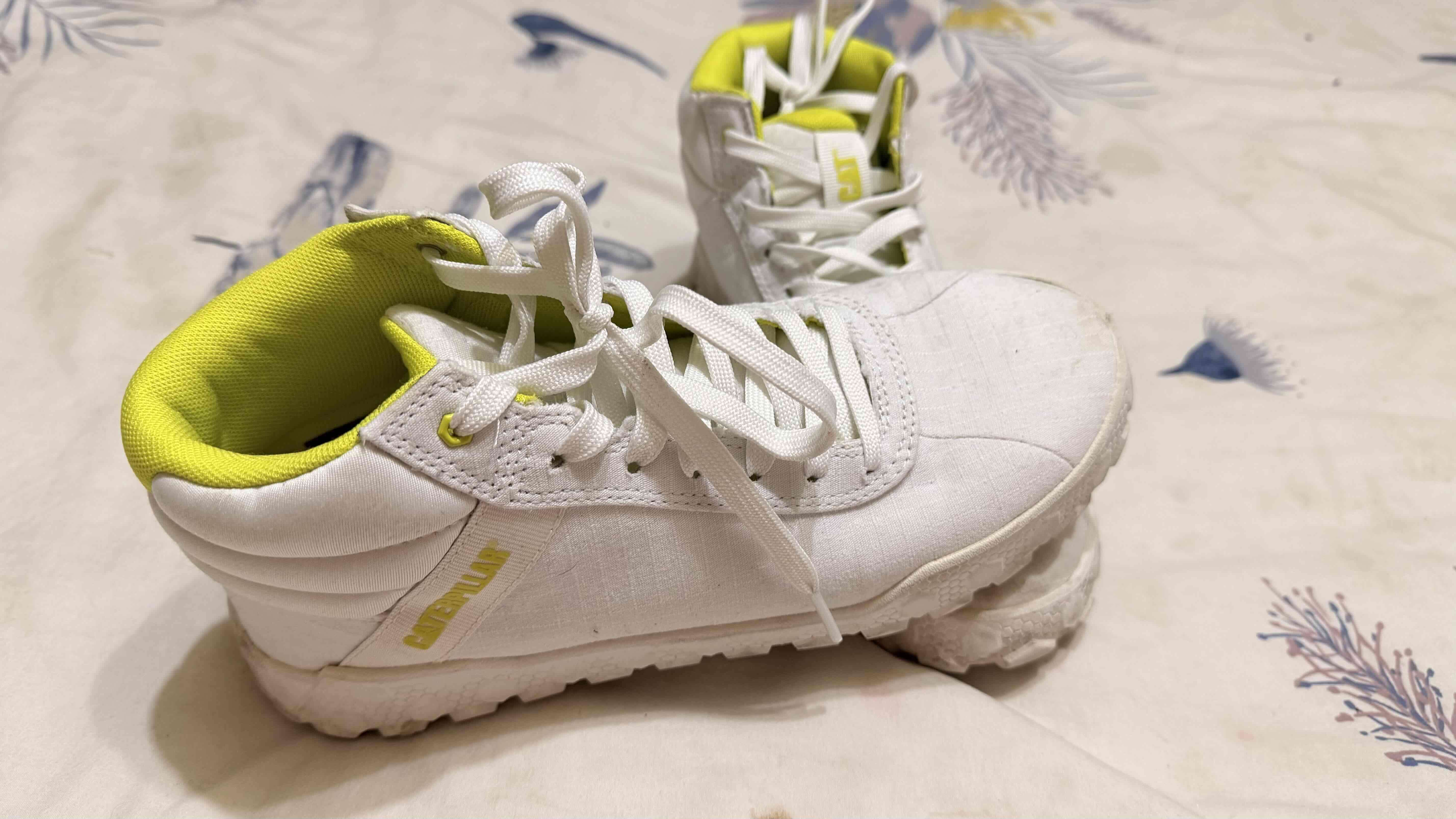 Zapatillas blancas con detalles amarillos