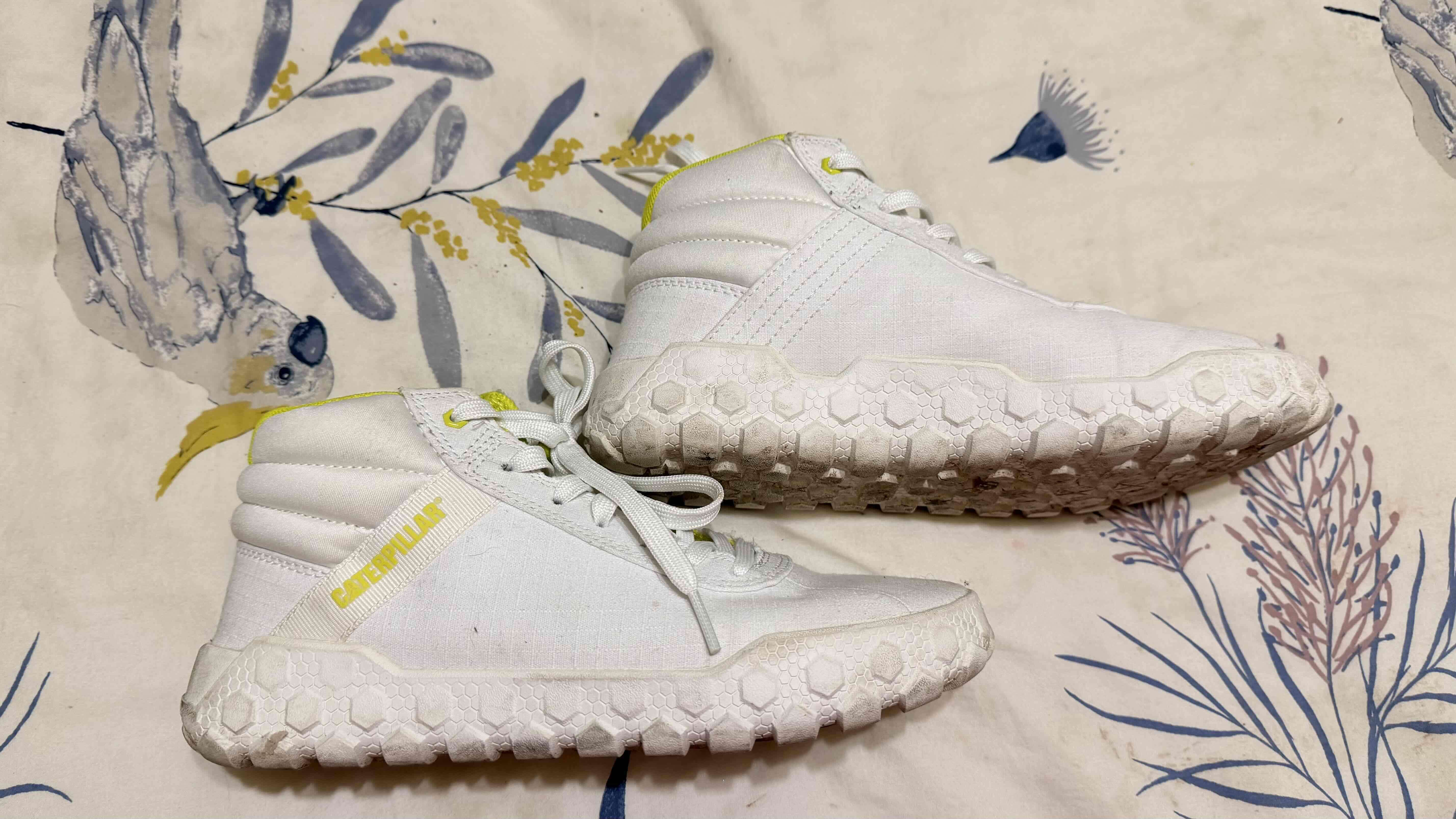 Zapatillas blancas con detalles amarillos - miniatura 2