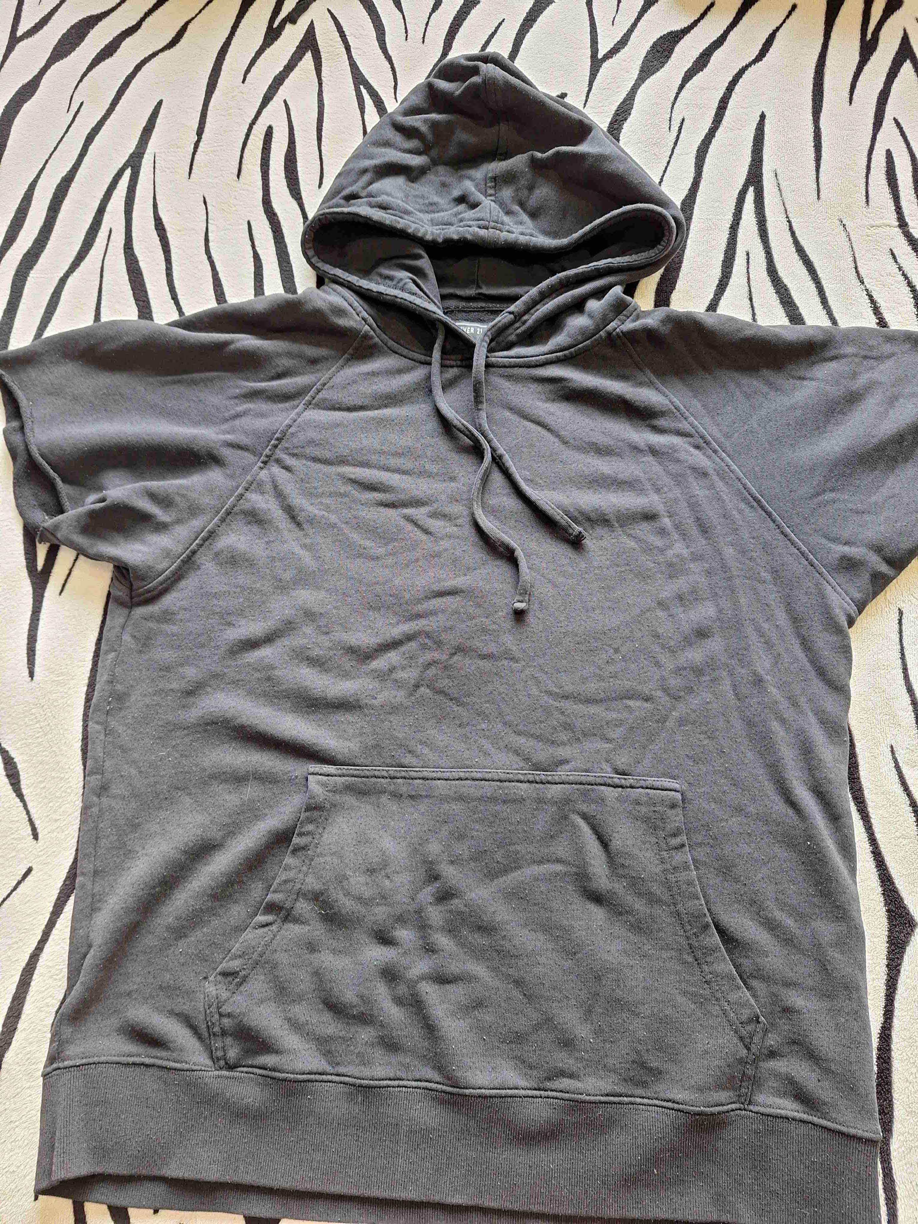 Polerón con capucha gris oscuro