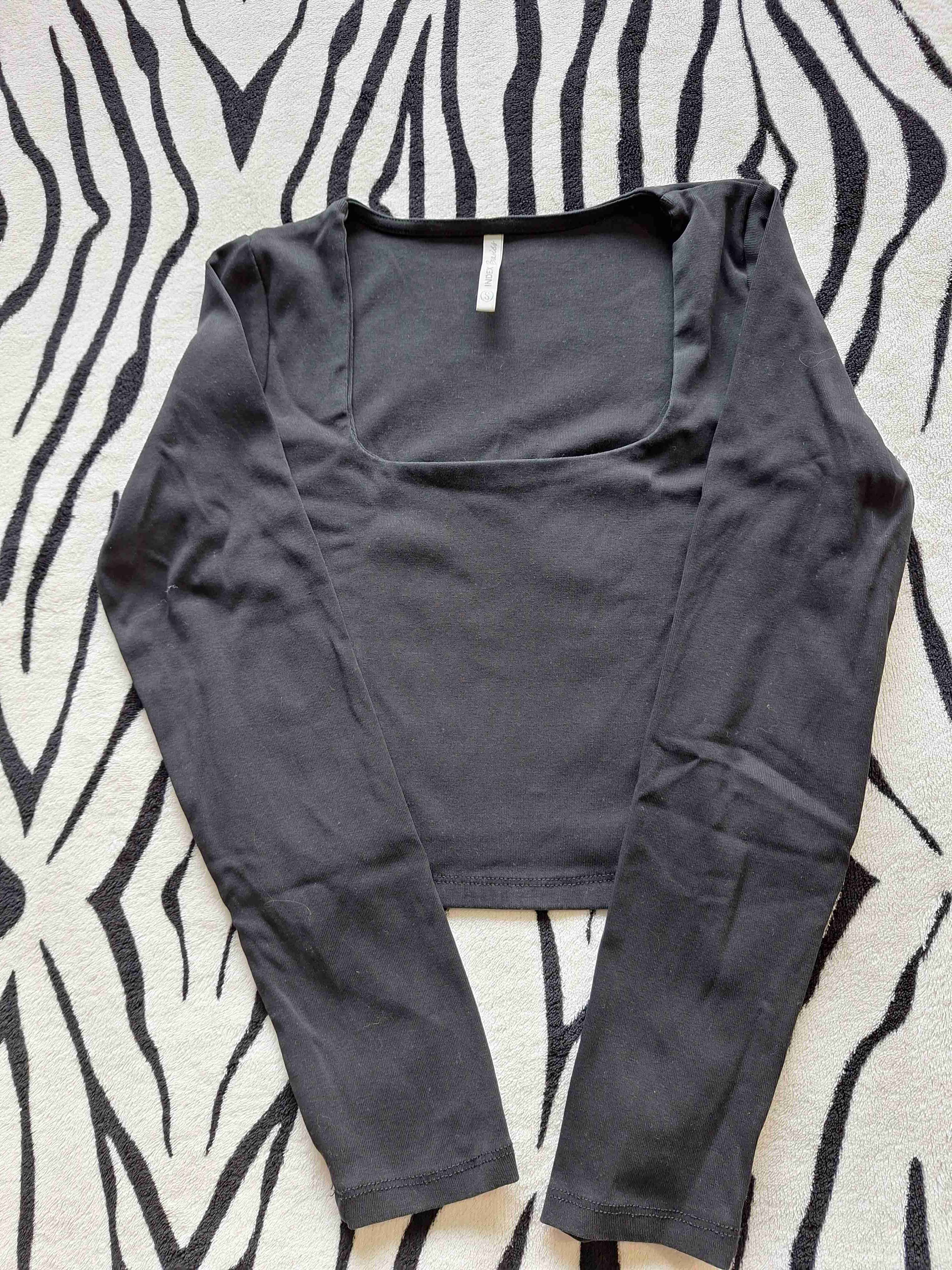 Polera negra de manga larga