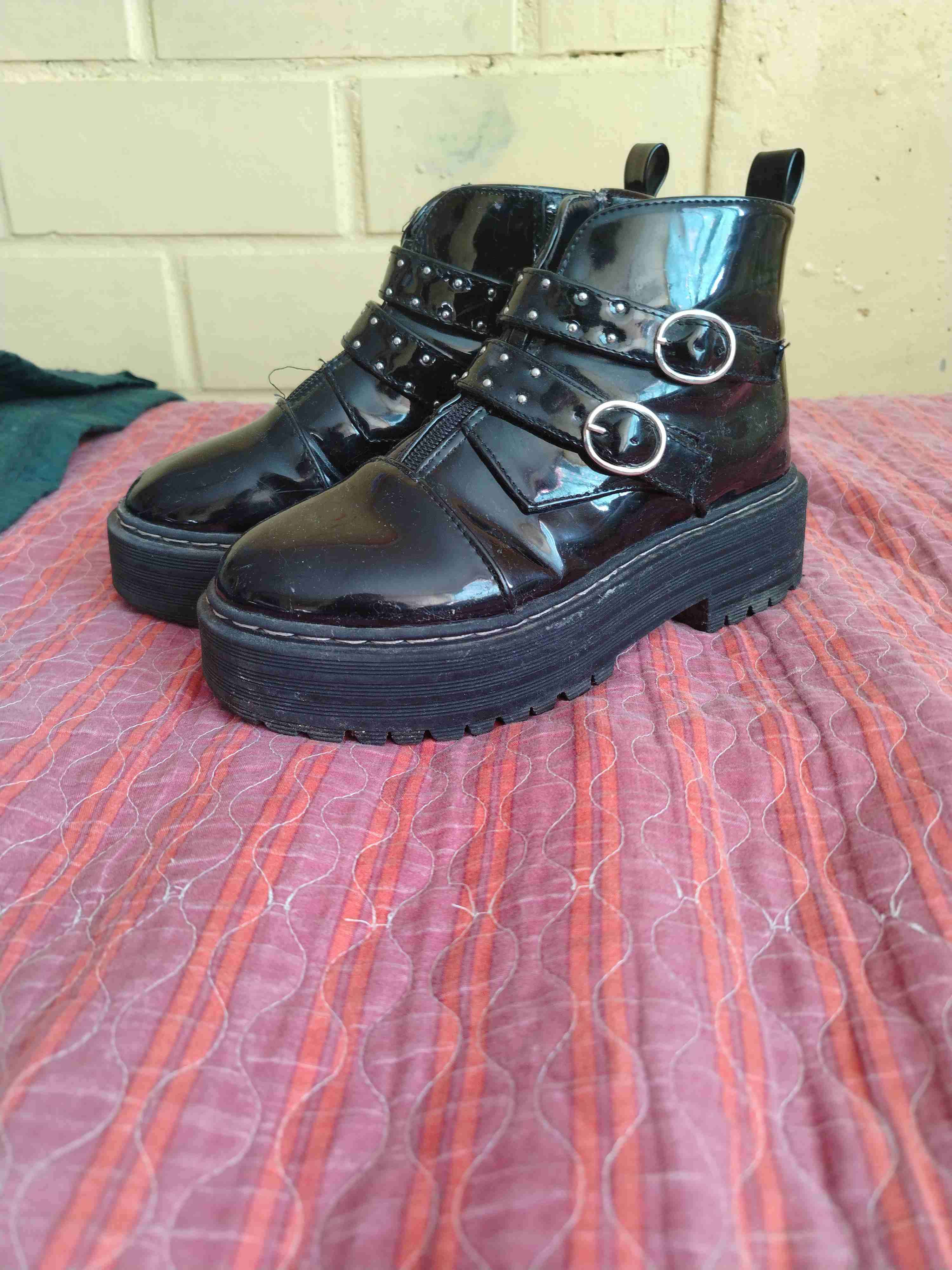 Botines negros con hebillas