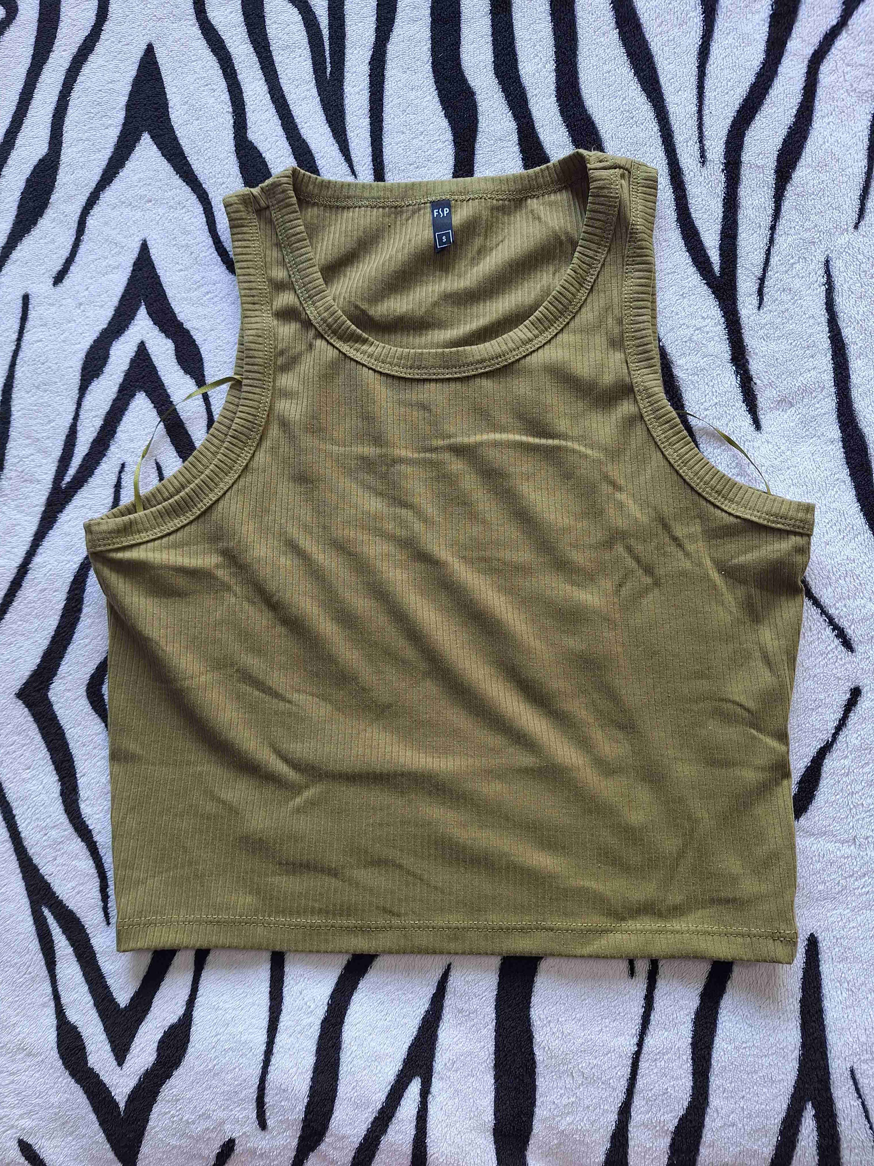 Polera sin mangas verde olivo