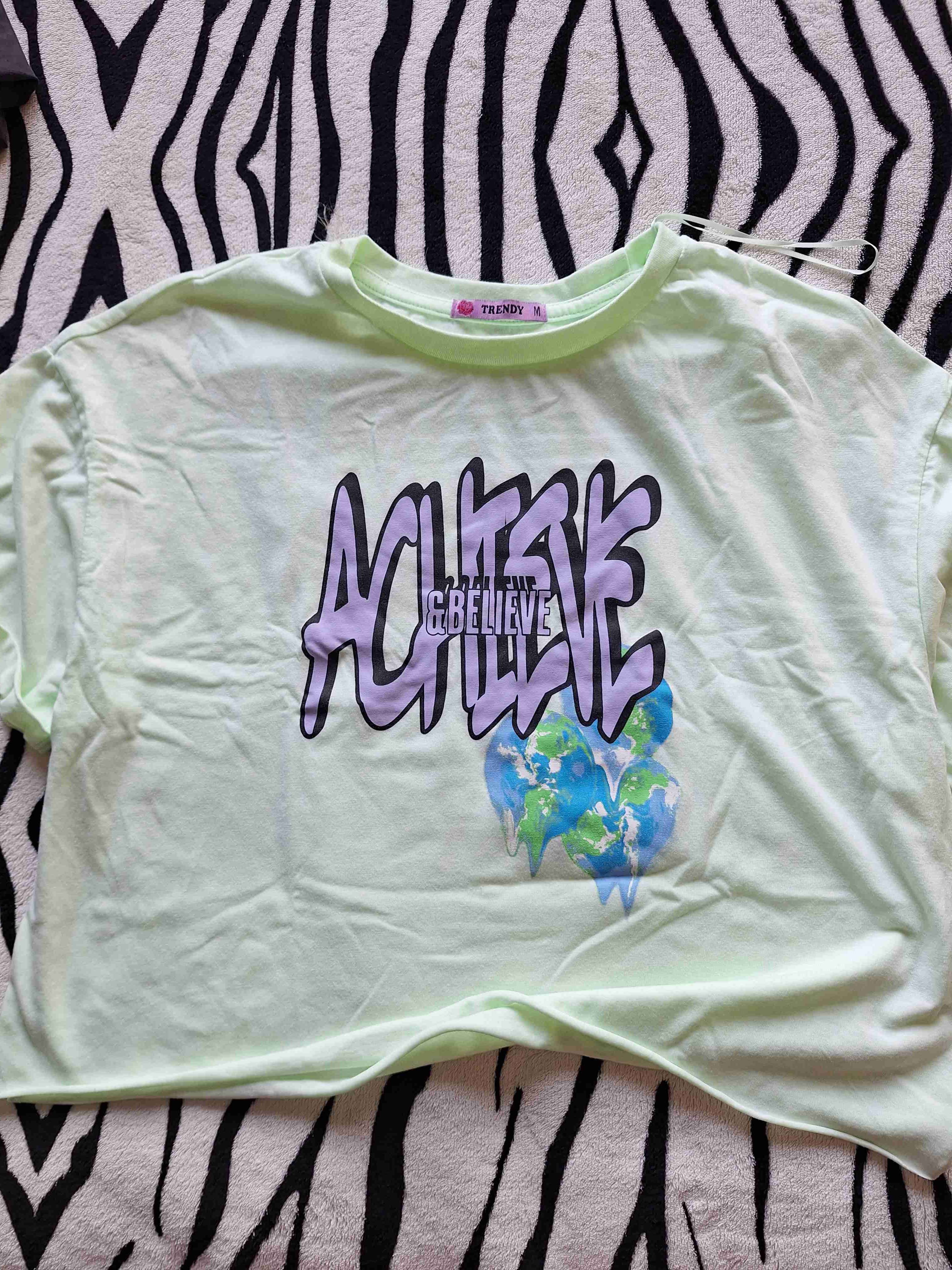 Polera verde con estampado Achieve