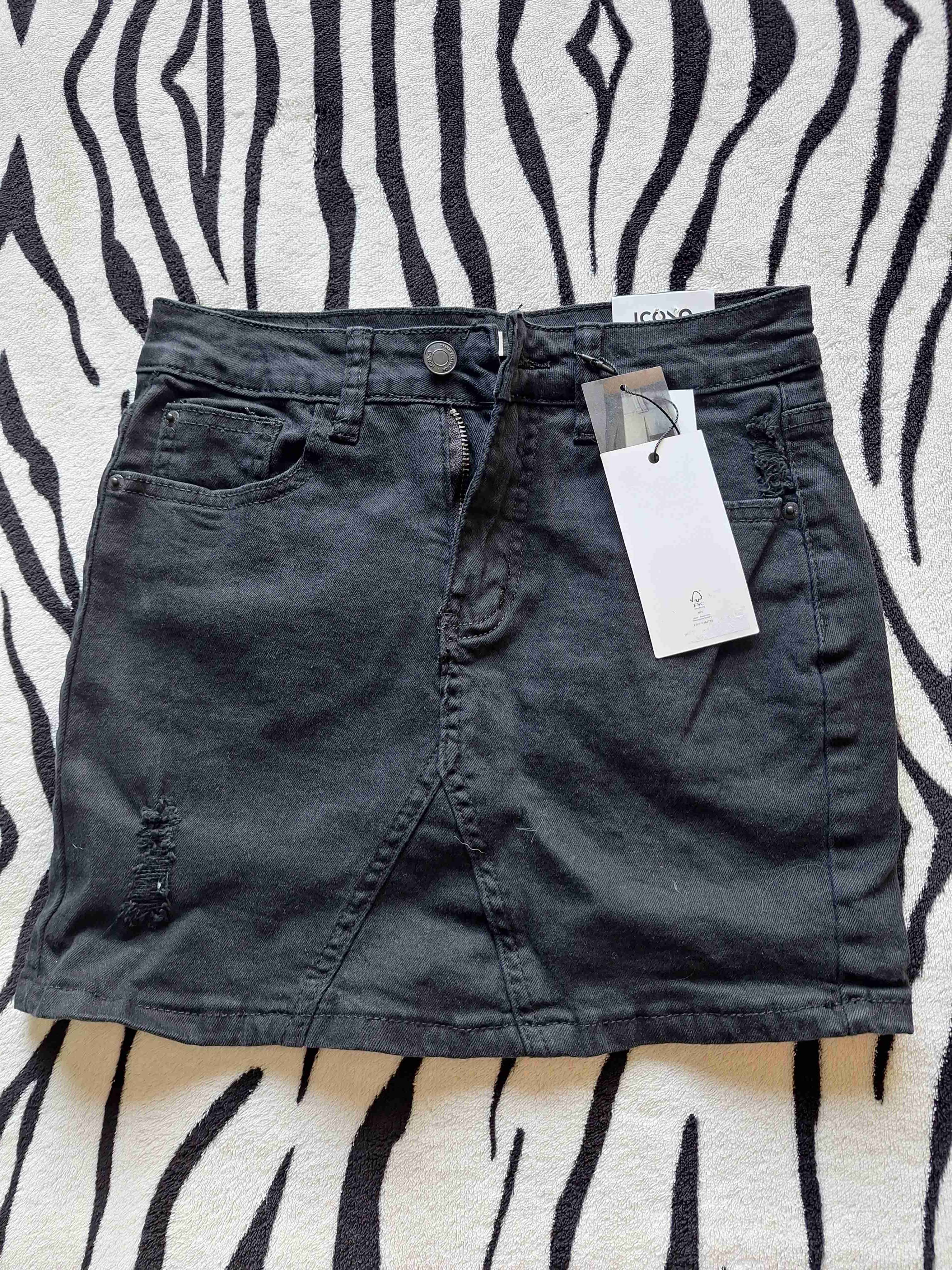 Falda negra denim con etiqueta