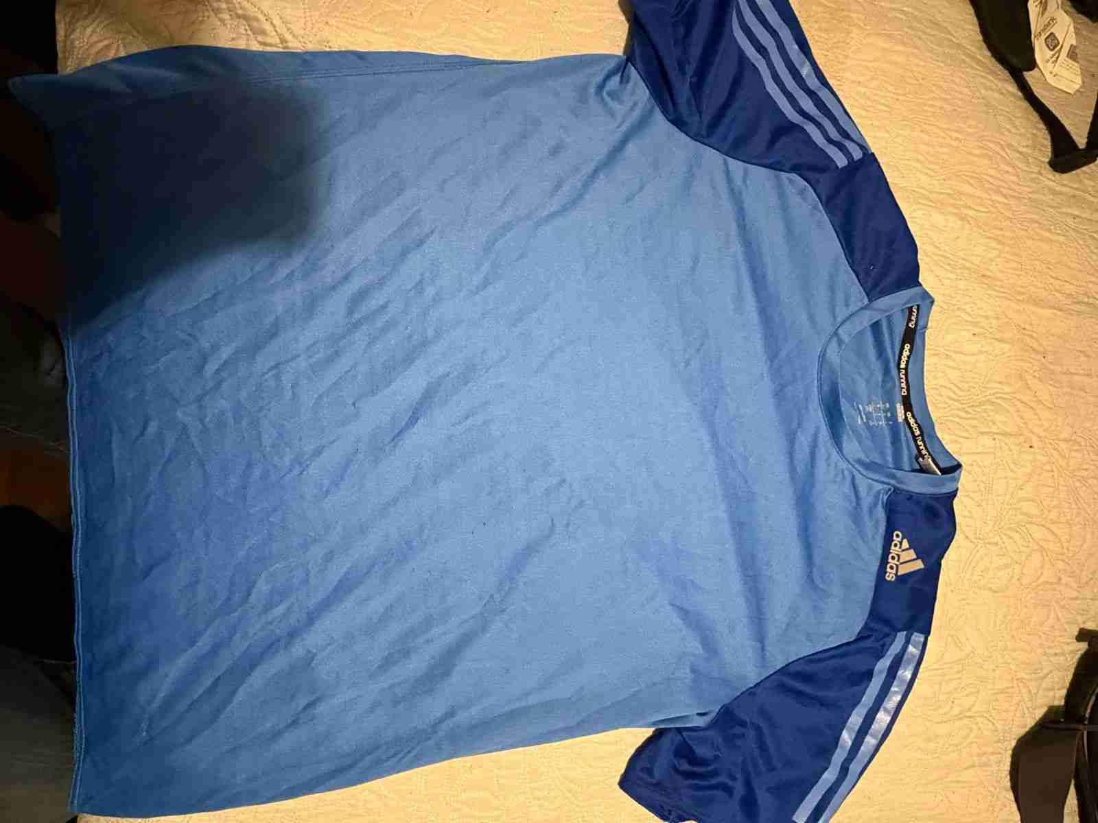Polera deportiva azul Adidas
