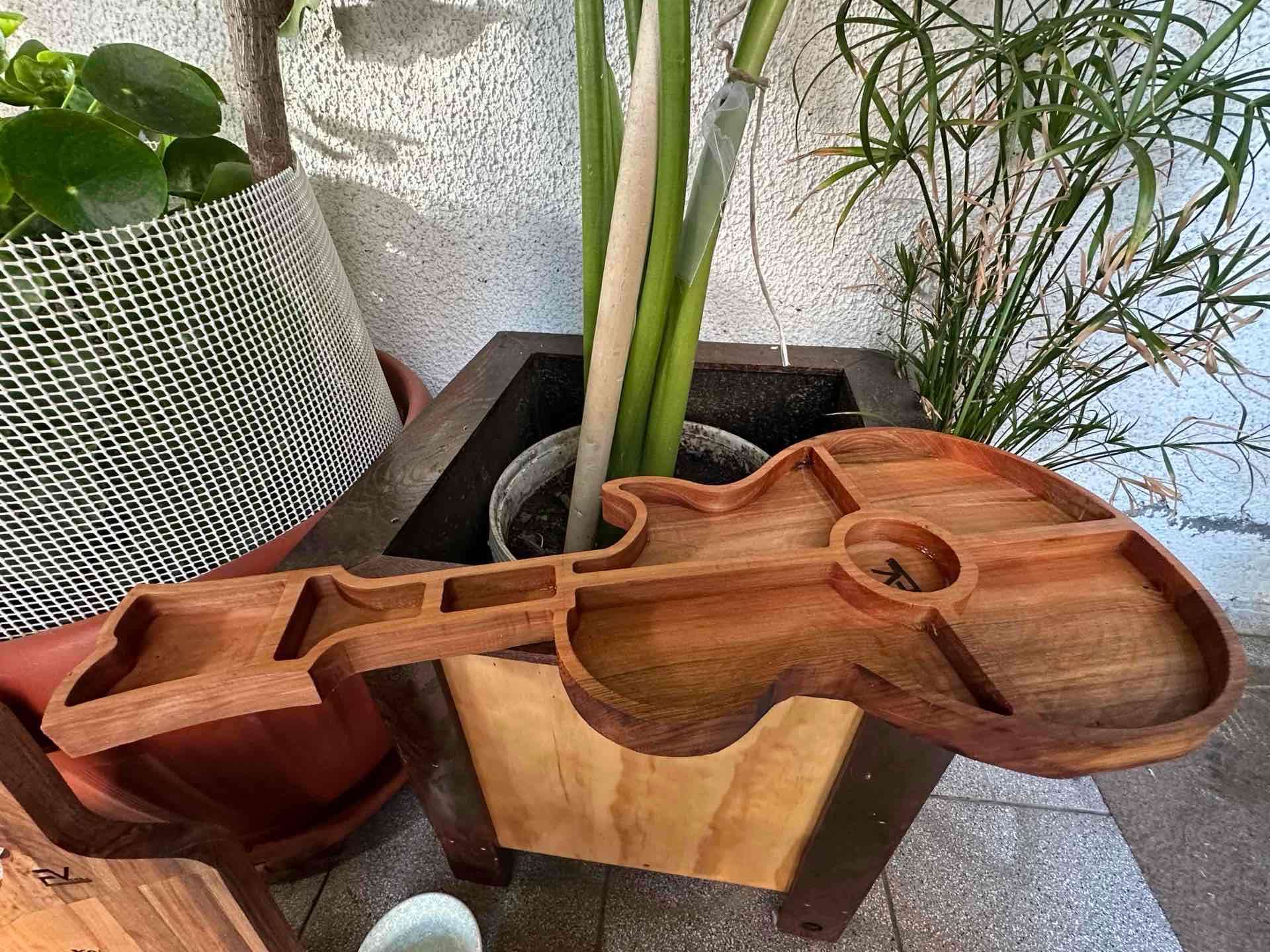 Tabla picoteo  guitarra madera roble 60x30 - miniatura 2