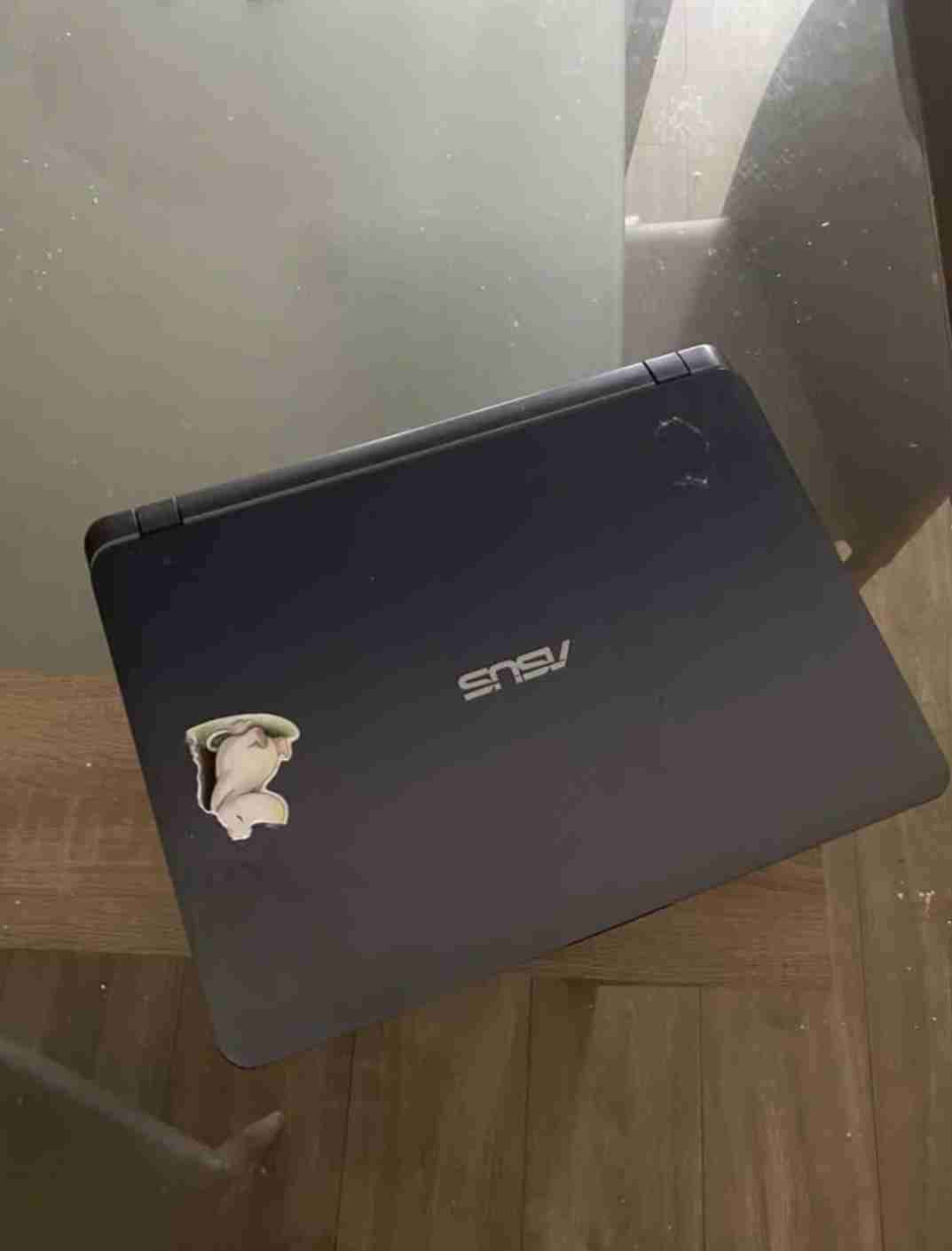 Laptop ASUS usada buen estado - miniatura 2