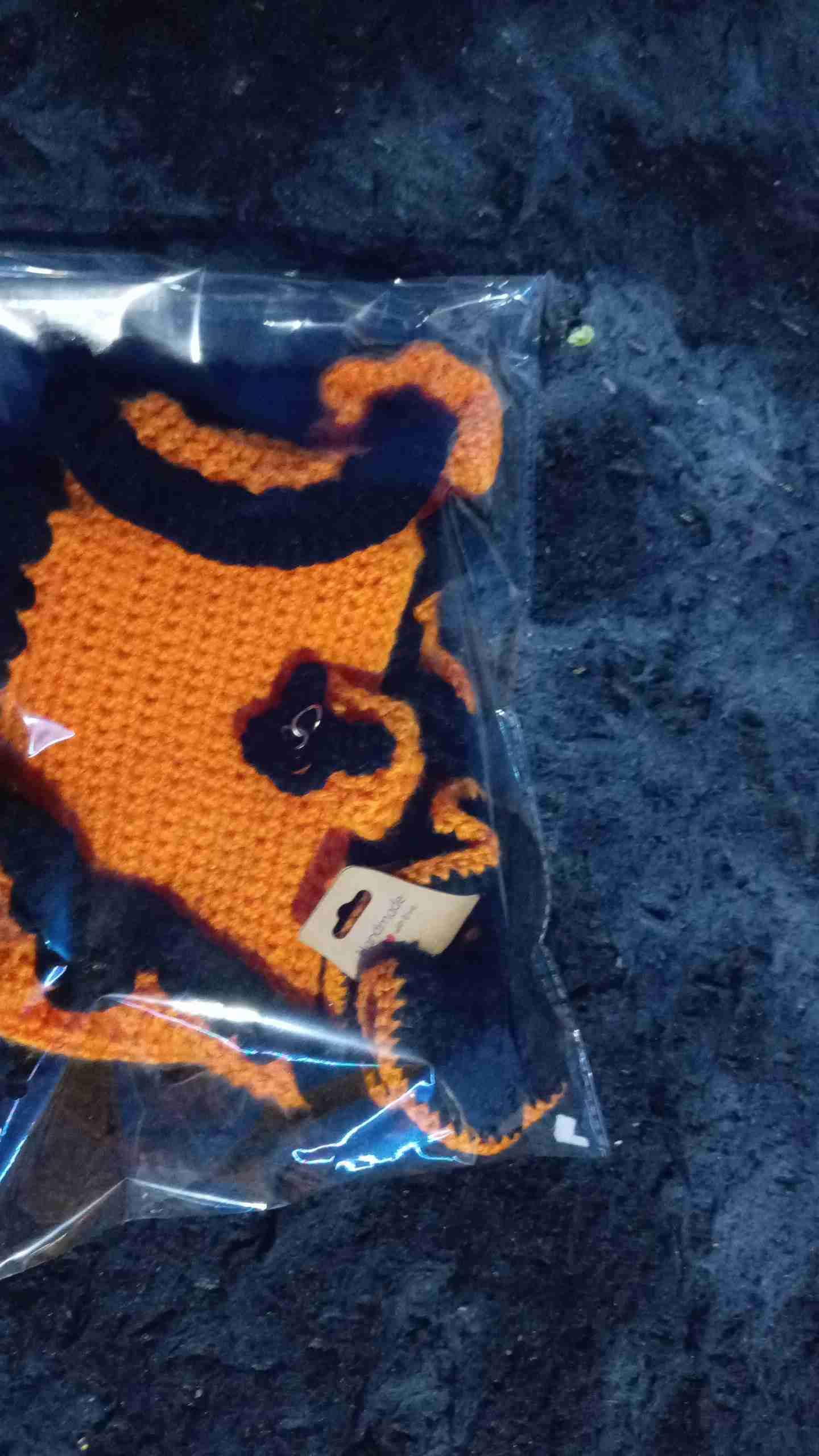 Bolso y scrunchie tejido naranja y negro