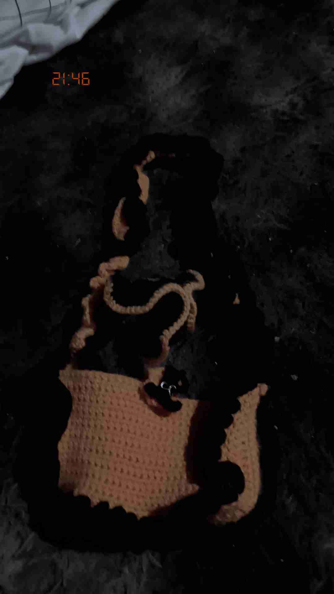 Bolso y scrunchie tejido naranja y negro - miniatura 2