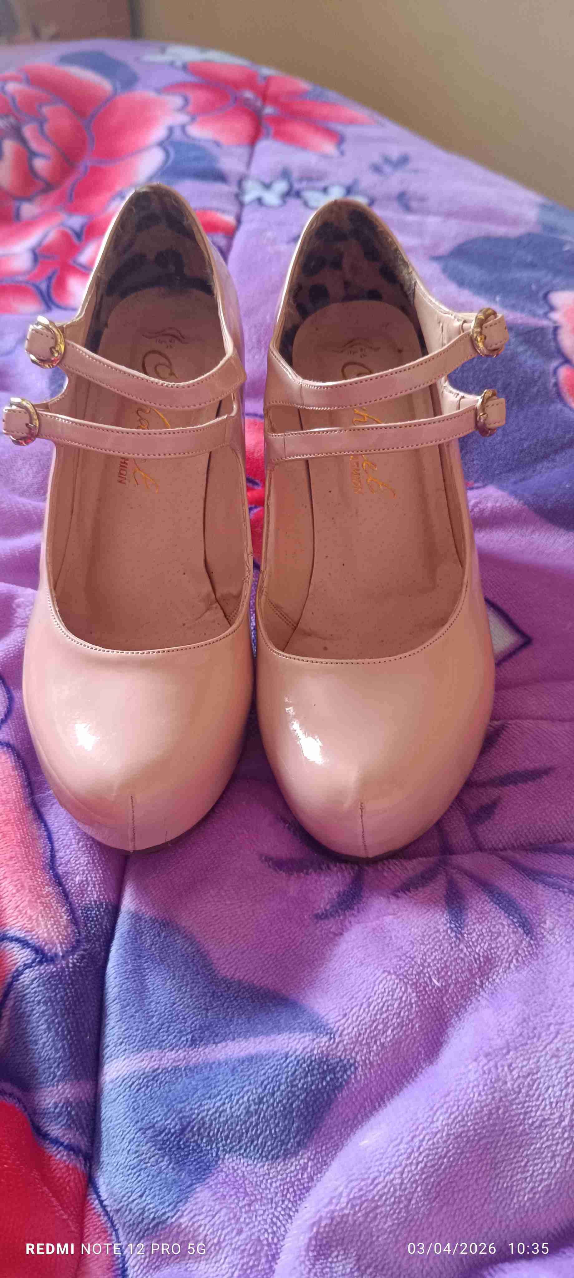 Zapatos nude de charol con correas