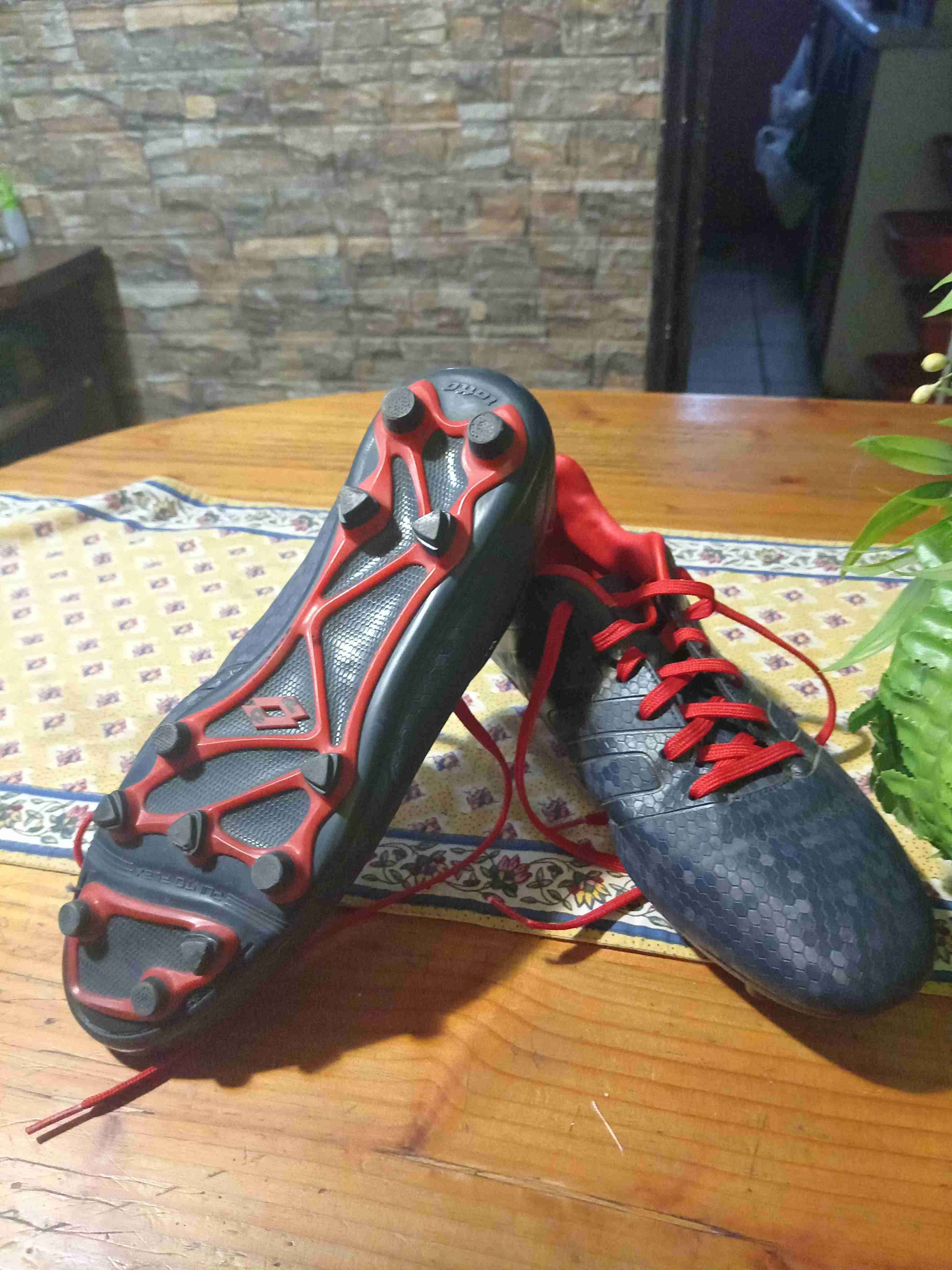 Botines de fútbol negros y rojos marca Lotto - 2