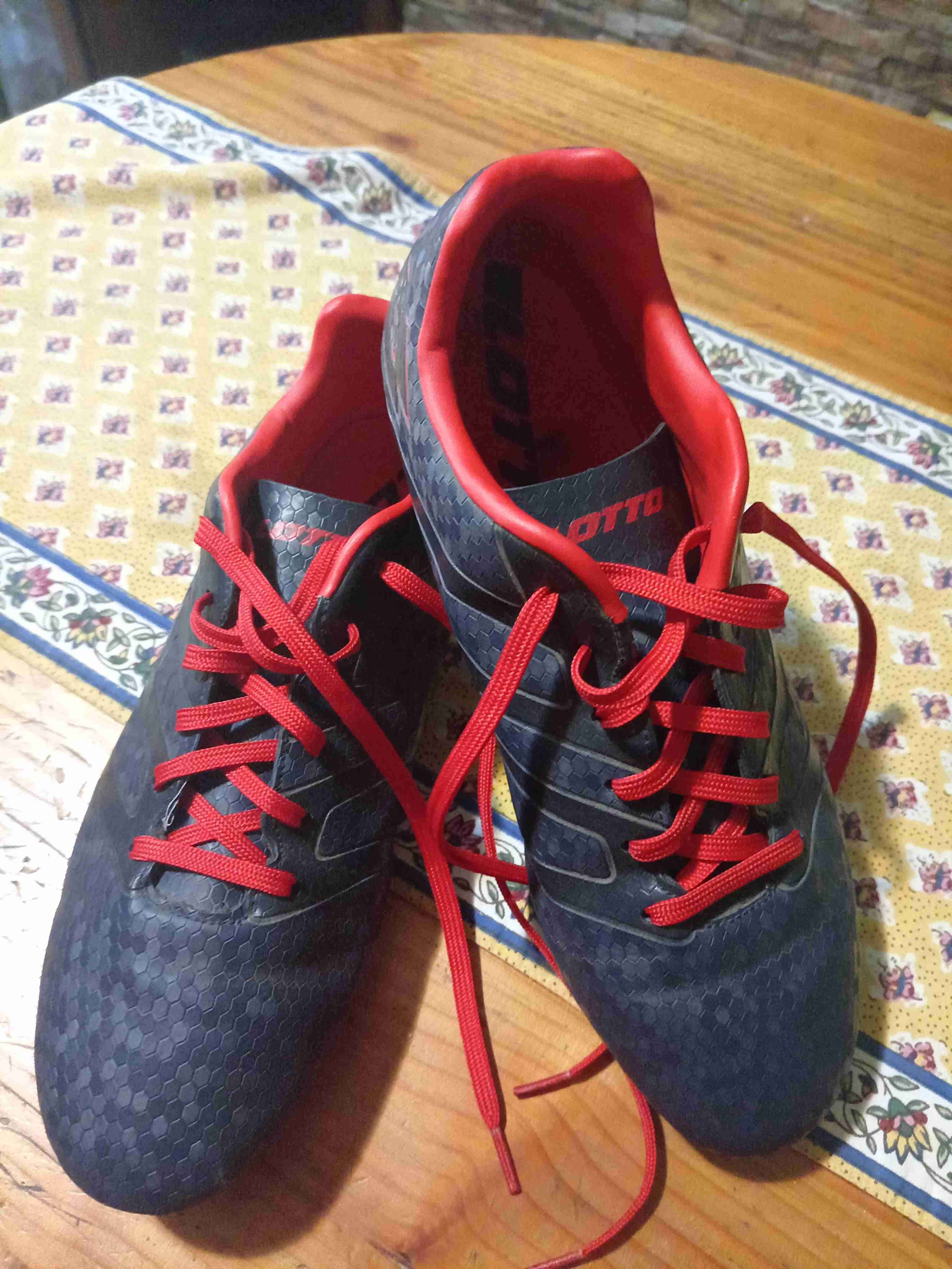 Botines de fútbol negros y rojos marca Lotto - 3