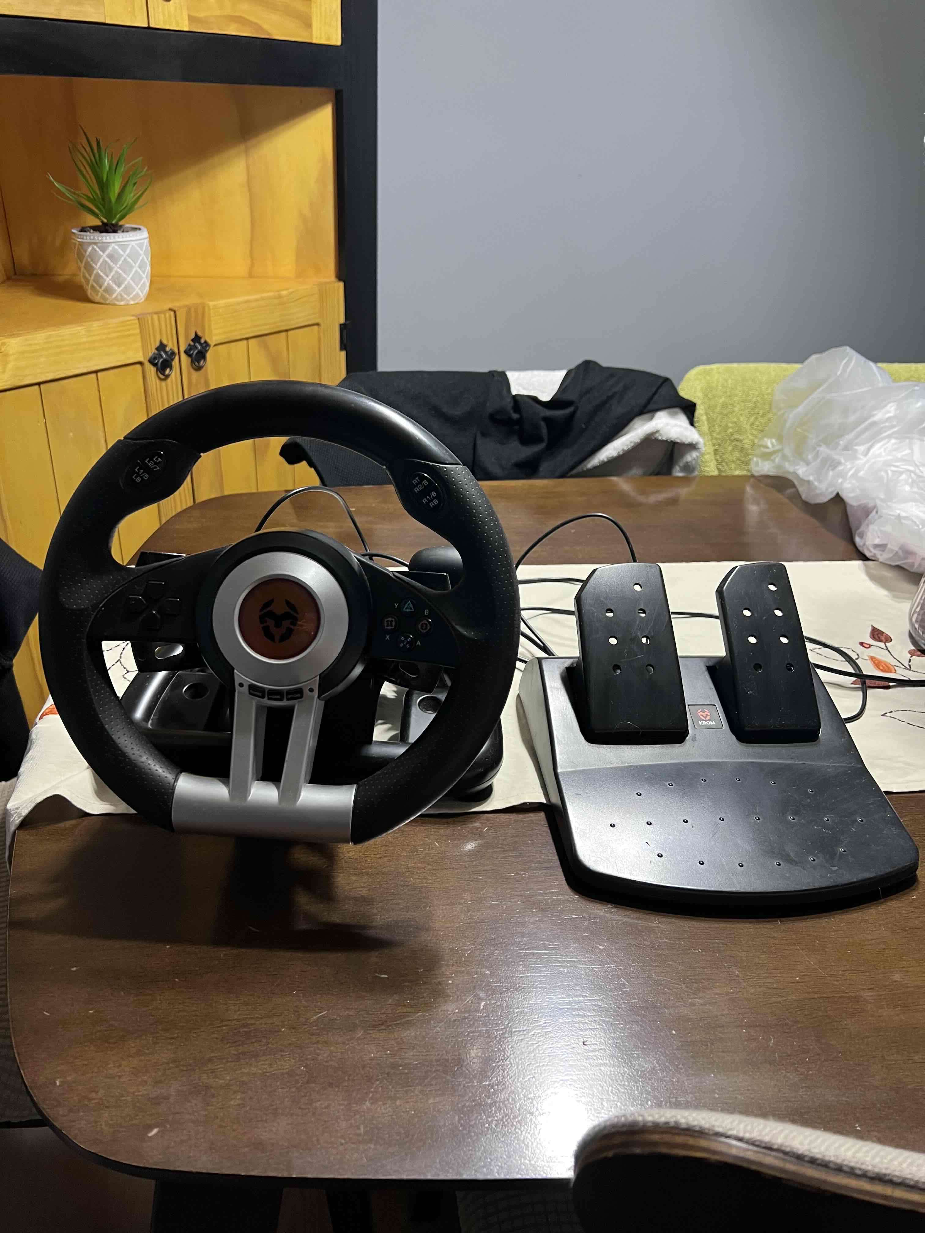 Volante y pedales para videojuegos