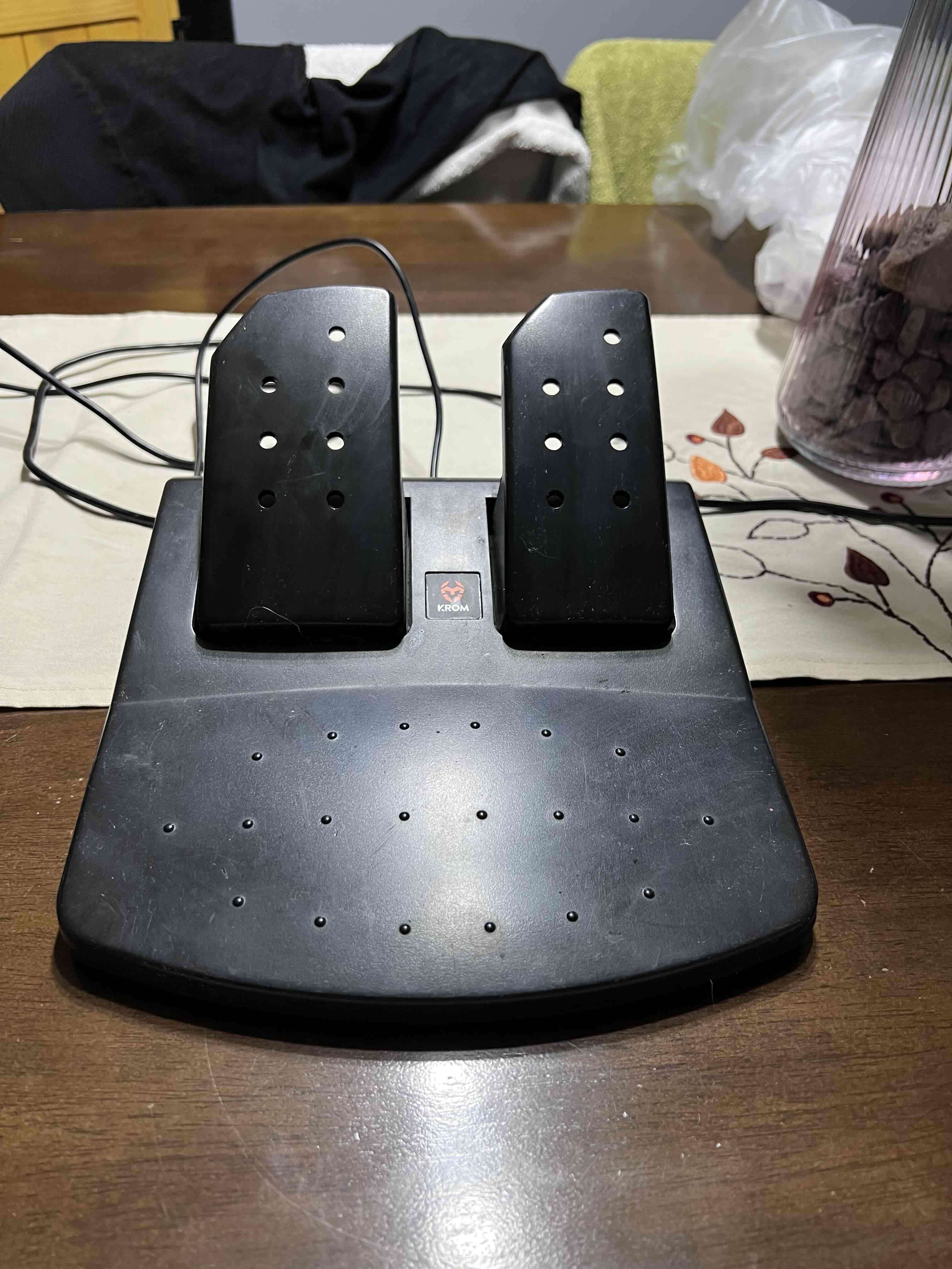 Volante y pedales para videojuegos - 3