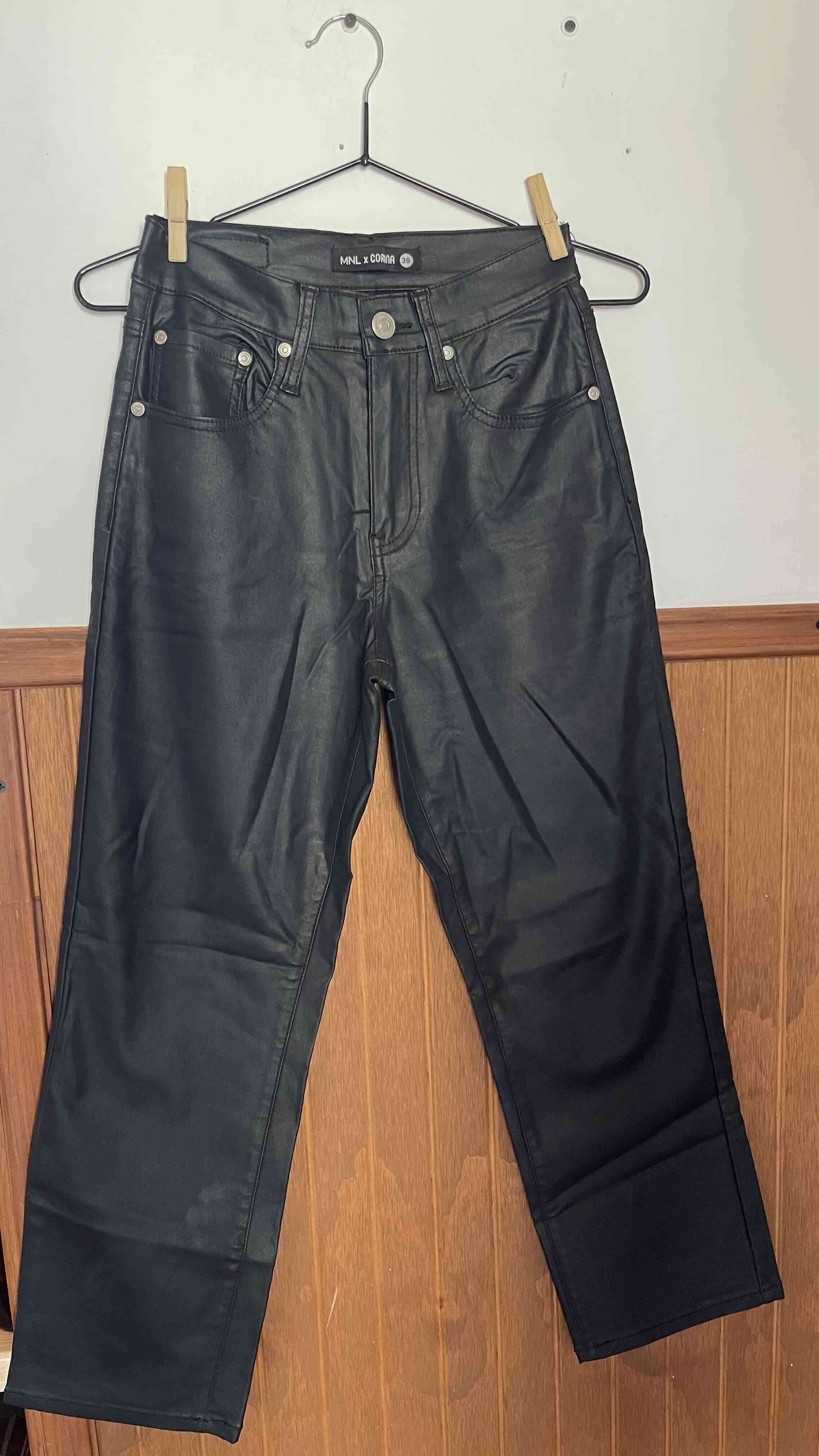 Pantalones negros de cuero sintético
