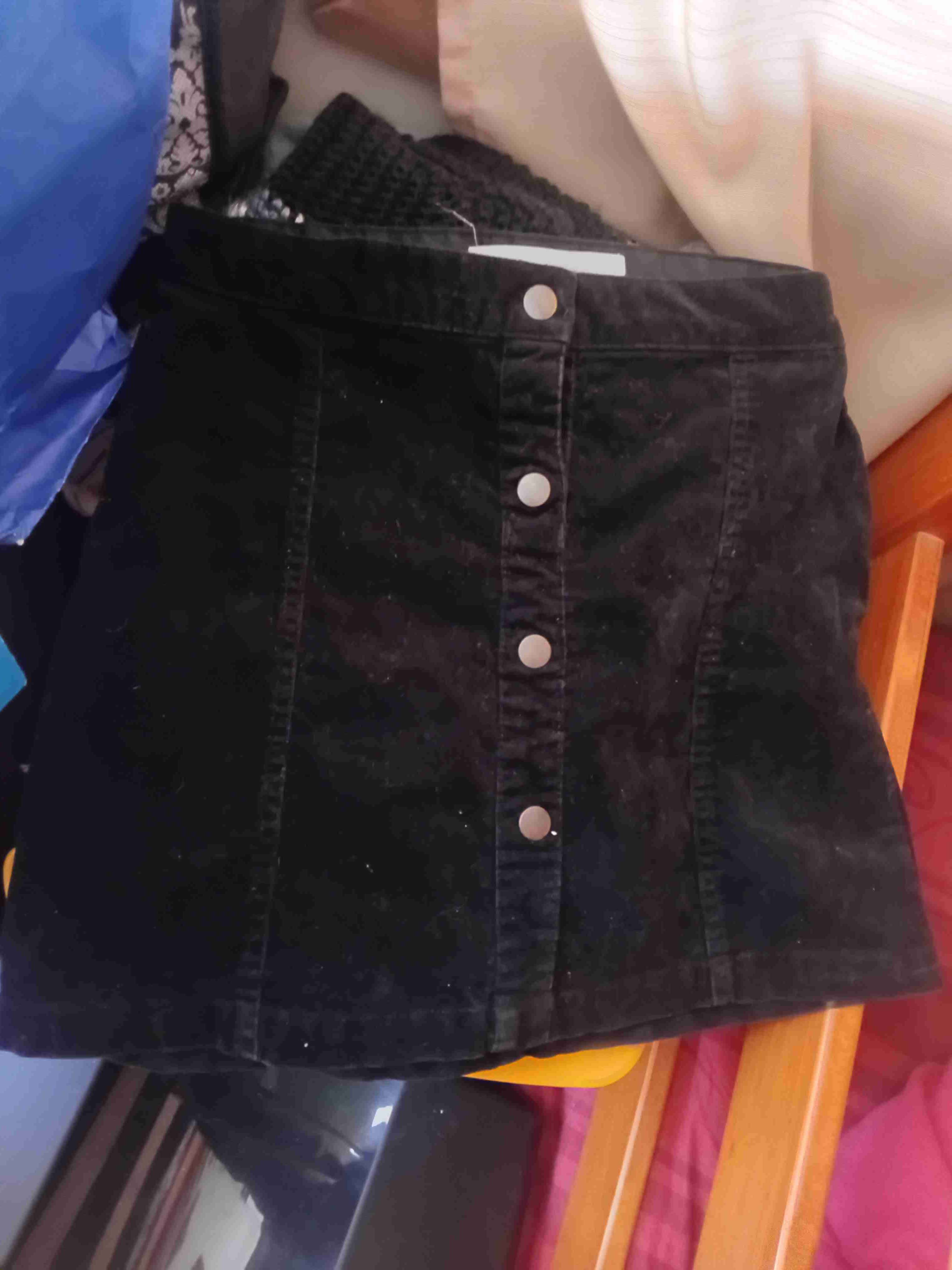 Falda negra de botones